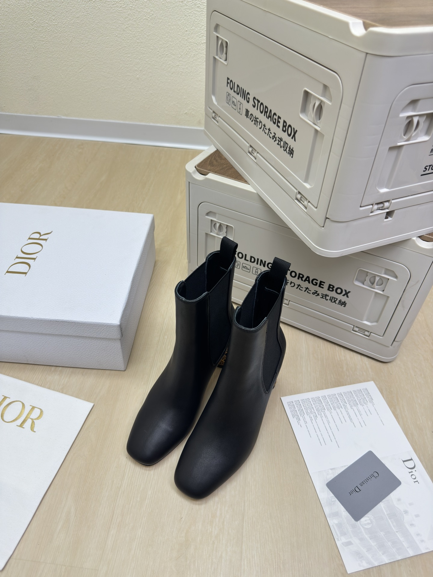 NO:459382,CD Chelsea elastic boots CD bamboo cage heel original consistent high version black calf leather full texture shoe shape upgrade to the ultimate foot feeling super beauty This year's essential fashion items D-DOLL series classic pearl accessories fashionable and versatile, full of girlishness, more joyful, hardware inlay craftsmanship The original outsole is printed with brand logo, the decoration is a little bit of hourly outfit. Flat sole is versatile. Sheepskin footbed and inner color choice Italian leather outsole gilded Size 34 35 36 37 38 39 40 41 42 (34 40 41 42 Customized size) With original packaging, boots, boots, cowhide, sheepskin, Leather soles19860909CD切尔西 松紧靴 CD竹笼跟 原版一致  高版 黑色小牛皮 质感满满 鞋型升级到极致脚感 超级美 今年必不可少的时尚单品 D-DOLL系列经典珍珠配饰时髦又百搭,少女感十足 欣喜不止一点点 五金镶嵌工艺  原版大底印有品牌logo,装饰搭配有一点点小时装.平底百搭.  羊皮垫脚和内里  颜色选择 意大利真皮大底 鎏金 码数34 35 36 37 38 39 40 41 42 （34 40 41 42 定做码数） 配原版包装,靴子,boots,cowhide,sheepskin,Leather soles,Women's Shoes