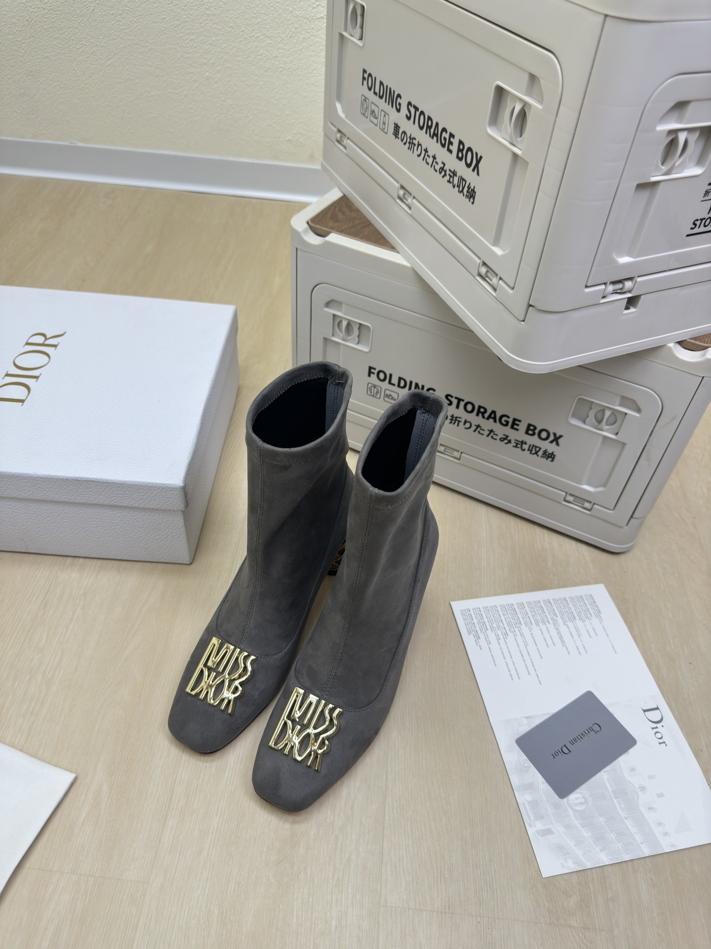 NO:459395,High-heeled elastic boots CD bamboo cage heels The original version is consistent High-version Gray Elastic material Full texture Shoe shape upgraded to the ultimate foot feeling Super beauty This year's essential fashion items D-DOLL series classic pearl accessories are fashionable and versatile, full of girlishness, and more joyful. Hardware inlay craftsmanship The original outsole is printed with brand logo, and the decoration is a little bit of hourly wear. Flat sole is versatile. Sheepskin footbed and inner Color selection Italian leather outsole Gilded Size 34 35 36 37 38 39 40 41 42 (34 40 41 42 Customized Size Count) With original packaging, boots, boots, sheepskin, Leather soles19860909高跟弹力靴 CD竹笼跟 原版一致  高版 灰色 弹力材质 质感满满 鞋型升级到极致脚感 超级美 今年必不可少的时尚单品 D-DOLL系列经典珍珠配饰时髦又百搭,少女感十足 欣喜不止一点点 五金镶嵌工艺  原版大底印有品牌logo,装饰搭配有一点点小时装.平底百搭.  羊皮垫脚和内里  颜色选择 意大利真皮大底 鎏金 码数34 35 36 37 38 39 40 41 42 （34 40 41 42 定做码数） 配原版包装,靴子,boots,sheepskin,Leather soles,Women's Shoes