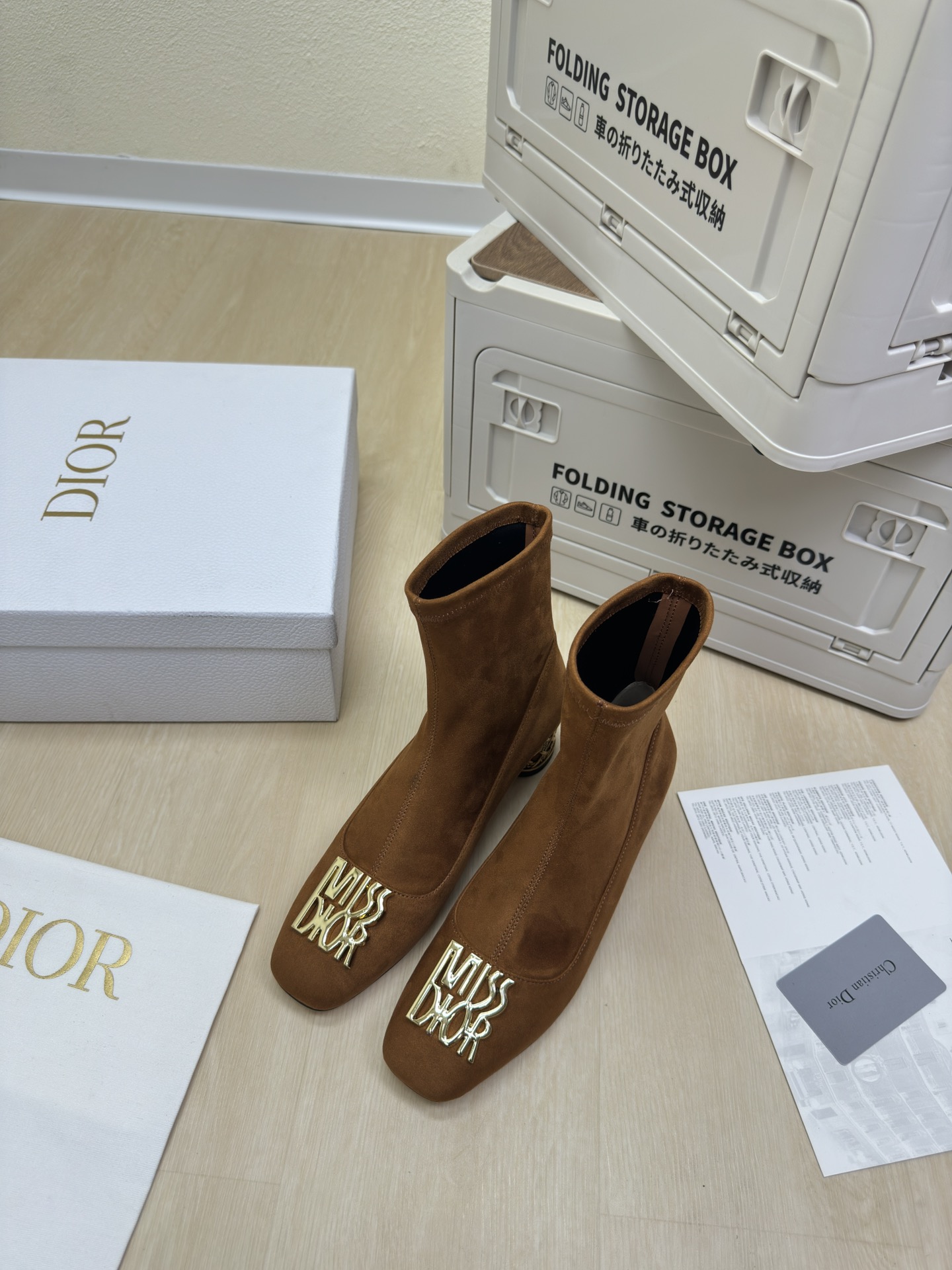 NO:459354,Medium heel elastic boots CD bamboo cage heel original consistent brown high version elastic material full texture shoe shape upgrade to the ultimate foot feeling super beauty This year's essential fashion item D-DOLL series classic pearl accessories fashionable and versatile, full of girlishness, more joyful, hardware inlay craftsmanship The original outsole is printed with brand logo, the decoration is a little bit of hourly outfit. Flat sole versatile. Sheepskin footbed and inner color choice Italian leather outsole gilded Size 34 35 36 37 38 39 40 41 42 (34 40 41 42 Customized size) With original packaging, boots, boots, sheepskin, Leather soles19860909中跟 弹力靴 CD竹笼跟 原版一致 棕色  高版 弹力材质 质感满满 鞋型升级到极致脚感 超级美 今年必不可少的时尚单品 D-DOLL系列经典珍珠配饰时髦又百搭,少女感十足 欣喜不止一点点 五金镶嵌工艺  原版大底印有品牌logo,装饰搭配有一点点小时装.平底百搭.  羊皮垫脚和内里  颜色选择 意大利真皮大底 鎏金 码数34 35 36 37 38 39 40 41 42 （34 40 41 42 定做码数） 配原版包装,靴子,boots,sheepskin,Leather soles,Women's Shoes