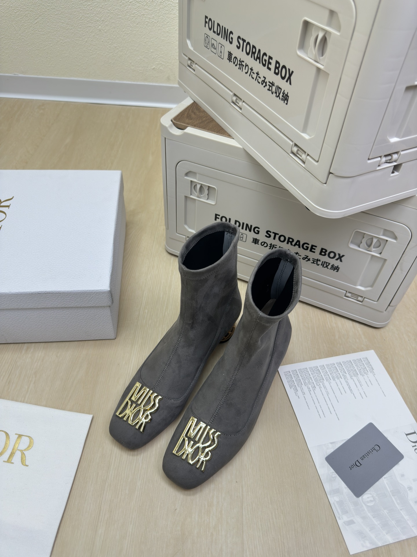 NO:459361,Medium heel elastic boots CD bamboo cage heel original consistent gray high version elastic material full texture shoe shape upgrade to the ultimate foot feeling super beauty This year's essential fashion item D-DOLL series classic pearl accessories fashionable and versatile, full of girlishness, more joyful, hardware inlay craftsmanship The original outsole is printed with brand logo, the decoration is a little bit of hourly outfit. Flat sole versatile. Sheepskin footbed and inner color choice Italian leather outsole gilded Size 34 35 36 37 38 39 40 41 42 (34 40 41 42 Customized size) With original packaging, boots, boots, sheepskin, Leather soles19860909中跟 弹力靴 CD竹笼跟 原版一致 灰色  高版 弹力材质 质感满满 鞋型升级到极致脚感 超级美 今年必不可少的时尚单品 D-DOLL系列经典珍珠配饰时髦又百搭,少女感十足 欣喜不止一点点 五金镶嵌工艺  原版大底印有品牌logo,装饰搭配有一点点小时装.平底百搭.  羊皮垫脚和内里  颜色选择 意大利真皮大底 鎏金 码数34 35 36 37 38 39 40 41 42 （34 40 41 42 定做码数） 配原版包装,靴子,boots,sheepskin,Leather soles,Women's Shoes