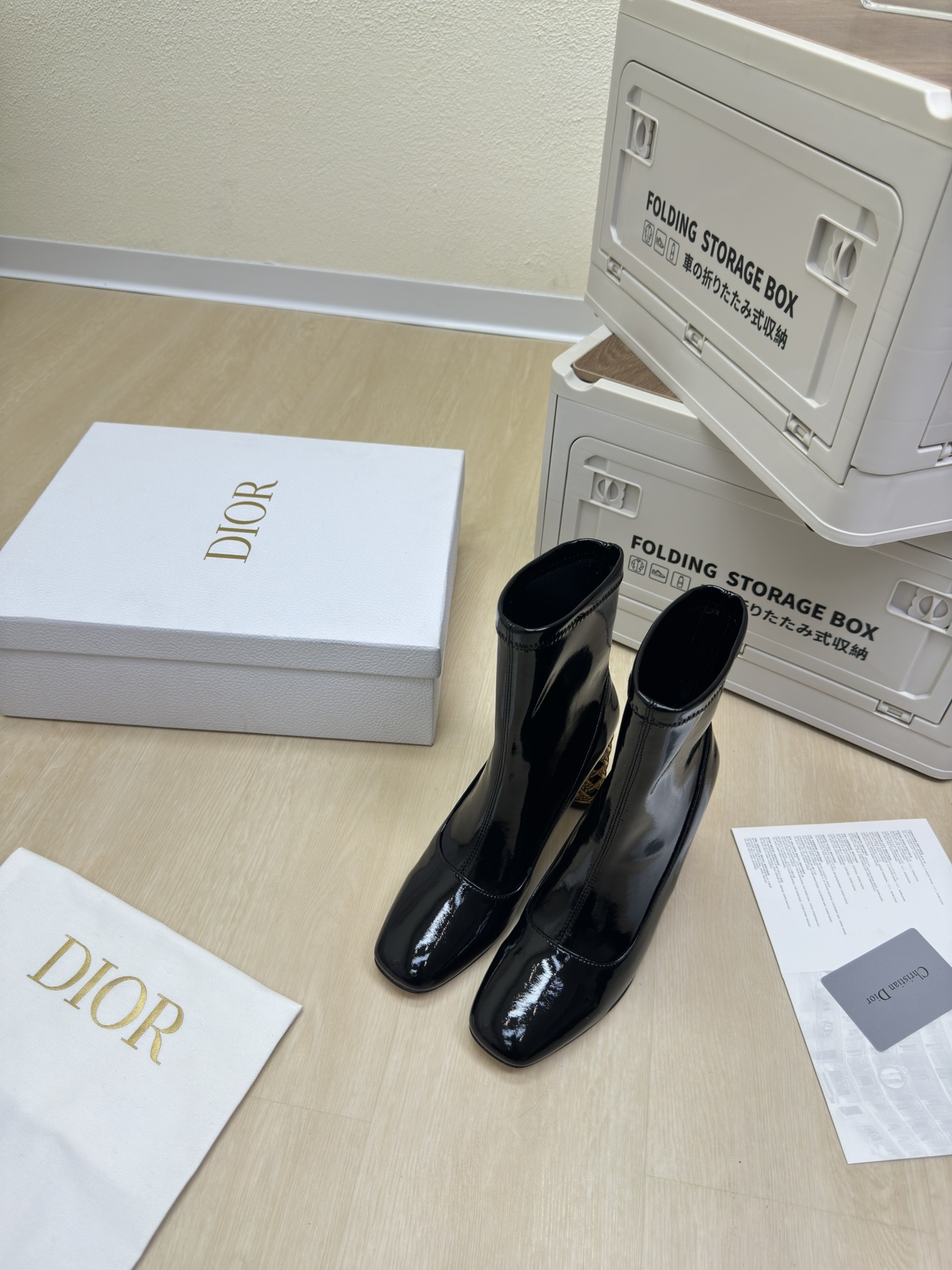 NO:459369,Black patent leather high heels stretch boots CD bamboo cage heels original consistent high version elastic material full texture shoe shape upgrade to the ultimate foot feeling super beauty This year's essential fashion item D-DOLL series classic pearl accessories fashionable and versatile, full of girlishness, more joyful, hardware inlay craftsmanship The original outsole is printed with brand logo, the decoration is a little bit of hourly wear. Flat sole is versatile. Sheepskin footbed and inner color choice Italian leather outsole gilded Size 34 35 36 37 38 39 40 41 42 (34 40 41 42 Customized size) With original packaging, boots, boots, sheepskin, Leather soles19860909黑色漆皮高跟 弹力靴 CD竹笼跟 原版一致  高版 弹力材质 质感满满 鞋型升级到极致脚感 超级美 今年必不可少的时尚单品 D-DOLL系列经典珍珠配饰时髦又百搭,少女感十足 欣喜不止一点点 五金镶嵌工艺  原版大底印有品牌logo,装饰搭配有一点点小时装.平底百搭.  羊皮垫脚和内里  颜色选择 意大利真皮大底 鎏金 码数34 35 36 37 38 39 40 41 42 （34 40 41 42 定做码数） 配原版包装,靴子,boots,sheepskin,Leather soles,Women's Shoes