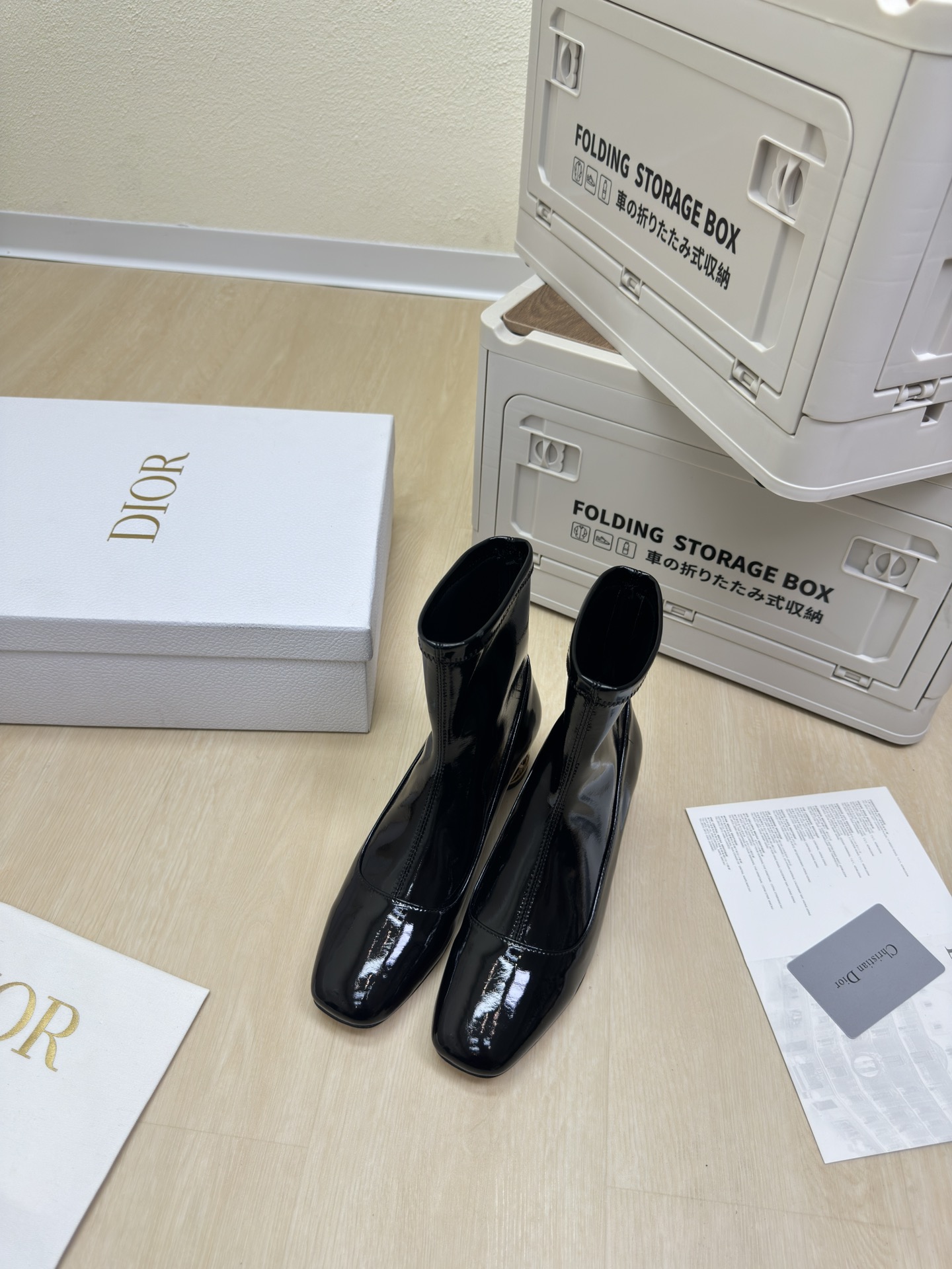 NO:459377,Black patent leather, mid-heel, elastic boots, CD bamboo cage heel, original consistent, high version, elastic material, full texture, shoe shape upgraded to the ultimate foot feeling, super beauty, indispensable fashion items this year, D-DOLL series classic pearl accessories are fashionable and versatile, full of girlishness, more joyful, hardware inlay craftsmanship, original outsole is printed with brand logo, decoration matches with a little hourly outfit. Flat sole is versatile. Sheepskin footbed and inner color choice Italian leather outsole Gilded Size 34 35 36 37 38 39 40 41 42 (34 40 41 42 Customized Size) With original packaging, boots, boots, sheepskin, Leather soles19860909黑色漆皮 中跟 弹力靴 CD竹笼跟 原版一致  高版 弹力材质 质感满满 鞋型升级到极致脚感 超级美 今年必不可少的时尚单品 D-DOLL系列经典珍珠配饰时髦又百搭,少女感十足 欣喜不止一点点 五金镶嵌工艺  原版大底印有品牌logo,装饰搭配有一点点小时装.平底百搭.  羊皮垫脚和内里  颜色选择 意大利真皮大底 鎏金 码数34 35 36 37 38 39 40 41 42 （34 40 41 42 定做码数） 配原版包装,靴子,boots,sheepskin,Leather soles,Women's Shoes