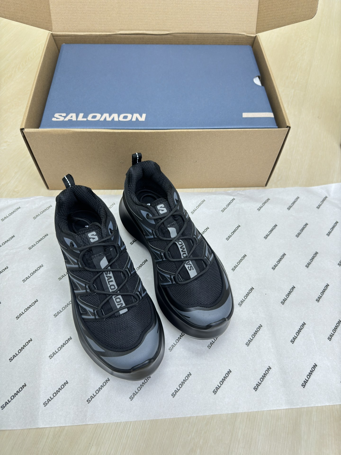 NO:251535,SALOMON CDG x Salomon thick-soled casual sneakers Salomon co-branded XT-6 series The co-branded shoes are still in a simple black and white color scheme, and the brand words on the shoe also reflect the minimalist design style. With Contagrip rubber thick-soled sole design, the re-interpreted upper part replaces the previous drawstring shoes with a Pulsar Advanced sole cover outline, and is decorated with details such as mesh, tear-resistant upper, waterproof rubber strips and nylon pull-up. Sole thickness: 6.5CM 35 36 37 38 39 40, casual shoes/sports shoes, Dolce & Gabbana, sneakers19860909SALOMON  CDG x Salomon厚底休闲运动鞋萨洛蒙 联名款XT-6 系列 联名鞋款依旧是黑白简约配色,鞋身上的品牌字样也体现出极简主义的设计风格 搭配 Contagrip 橡胶厚底鞋底设计,重新演绎的鞋面部分则以Pulsar Advanced袜套式轮廓替换了之前抽绳鞋 带 并饰有网眼、抗撕裂材质鞋面、防水胶条以及尼龙拉环等细节 底厚: 6.5CM 35 36 37 38 39 40,休闲鞋/运动鞋,Dolce&Gabbana,sneakers,Women's Shoes
