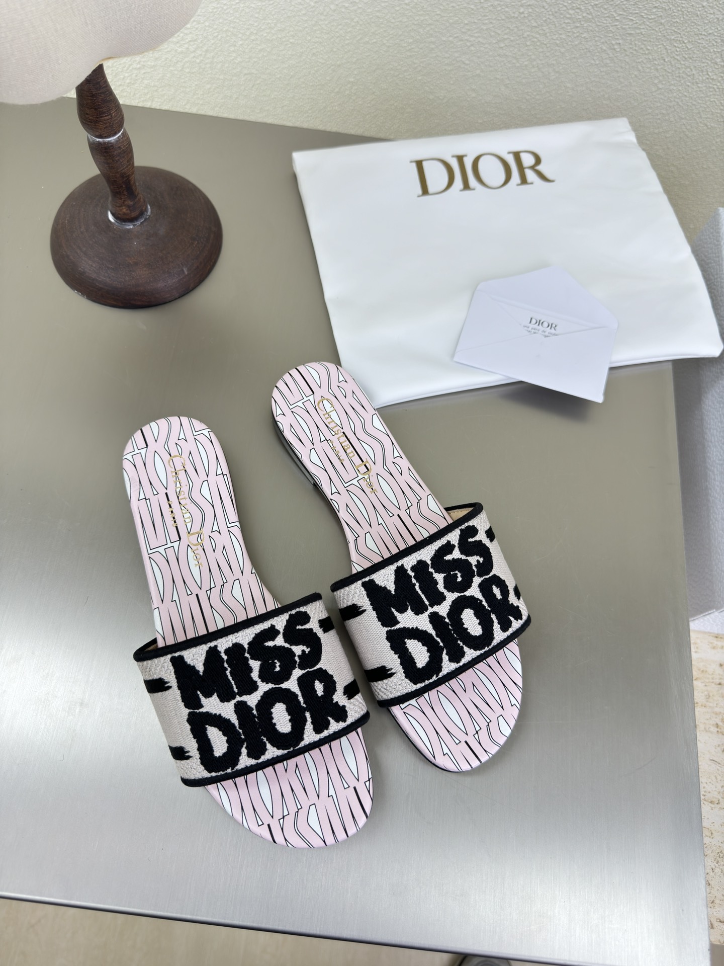 NO:459319,CD flat slippers paired embroidery line logo high-quality pink big logo full of texture, shoe shape upgraded to the ultimate foot feeling, super beautiful, indispensable fashion items this year D-DOLL series classic pearl accessories fashionable and versatile, full of girlishness, more than a little joy, classic hand-embroidered series genuine leather outsole with brand logo, decoration matched with a little bit of hourly wear. Flat sole versatile. Sheepskin footbed and inner color choice Italian original outsole gilded Size 34 35 36 37 38 39 40 41 42 (34 40 41 42 customized size) with original packaging, slippers, slippers, sheepskin, Leather soles19860909CD 平底拖鞋 对版绣线logo 高品 粉色 大logo质感满满 鞋型升级到极致脚感 超级美 今年必不可少的时尚单品 D-DOLL系列经典珍珠配饰时髦又百搭,少女感十足 欣喜不止一点点 经典手工刺绣系列  真皮大底印有品牌logo,装饰搭配有一点点小时装.平底百搭.  羊皮垫脚和内里  颜色选择 意大利原版大底 鎏金 码数34 35 36 37 38 39 40 41 42 （34 40 41 42定做码数） 配原版包装,拖鞋,slippers,sheepskin,Leather soles,Women's Shoes