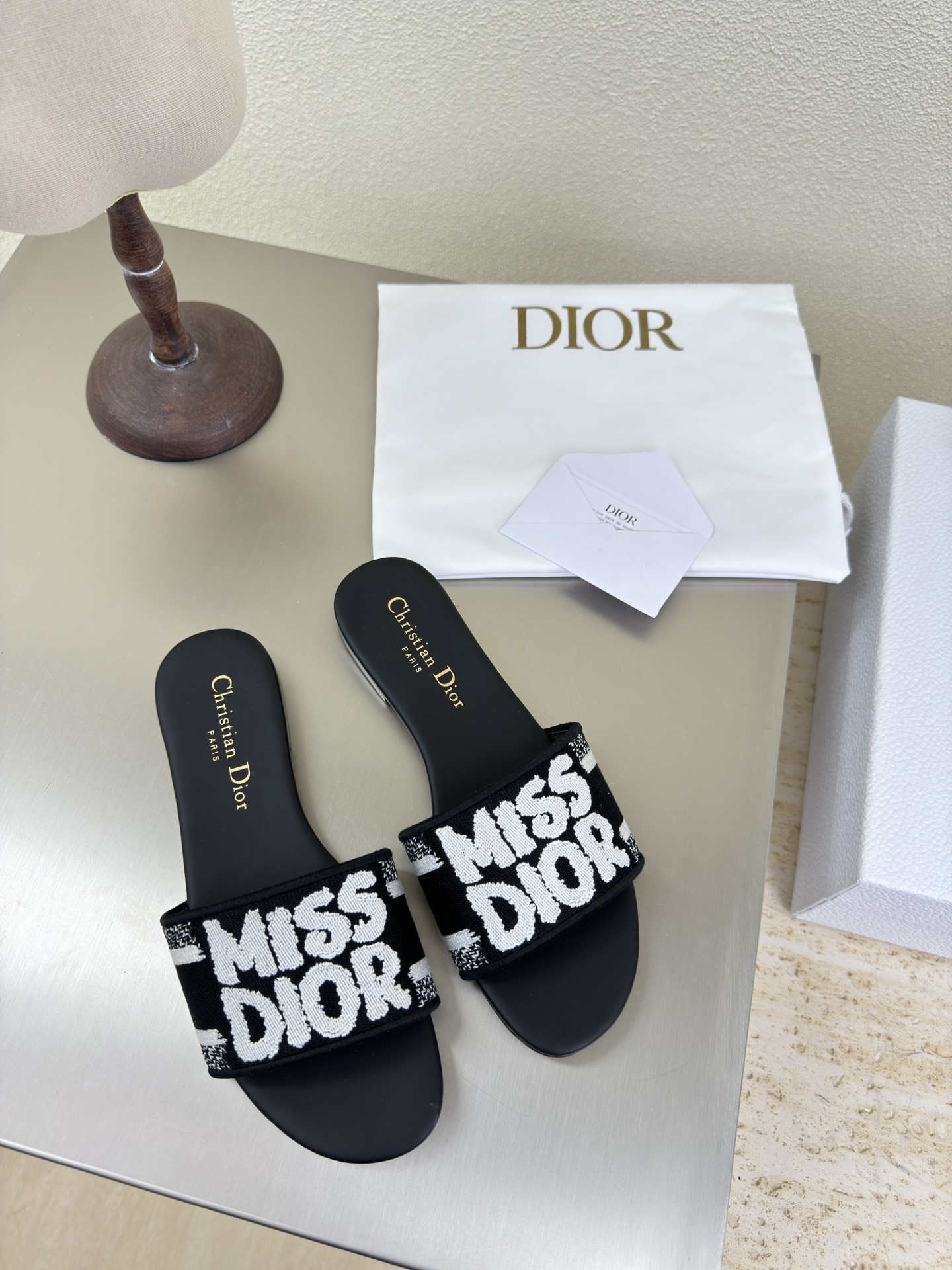 NO:459311,CD flat slippers paired embroidery thread logo high-quality white big logo full of texture, shoe shape upgraded to the ultimate foot feeling, super beautiful, indispensable fashion items this year D-DOLL series classic pearl accessories are fashionable and versatile, full of girlishness, and more joyful. Classic hand-embroidered series genuine leather outsole with brand logo, decoration matches with a little bit of hourly wear. Flat sole versatile. Sheepskin footbed and inner color choice Italian original outsole gilded Size 34 35 36 37 38 39 40 41 42 (34 40 41 42 customized size) with original packaging, slippers, slippers, sheepskin, Leather soles19860909CD 平底拖鞋 对版绣线logo 高品 白色 大logo质感满满 鞋型升级到极致脚感 超级美 今年必不可少的时尚单品 D-DOLL系列经典珍珠配饰时髦又百搭,少女感十足 欣喜不止一点点 经典手工刺绣系列  真皮大底印有品牌logo,装饰搭配有一点点小时装.平底百搭.  羊皮垫脚和内里  颜色选择 意大利原版大底 鎏金 码数34 35 36 37 38 39 40 41 42 （34 40 41 42定做码数） 配原版包装,拖鞋,slippers,sheepskin,Leather soles,Women's Shoes