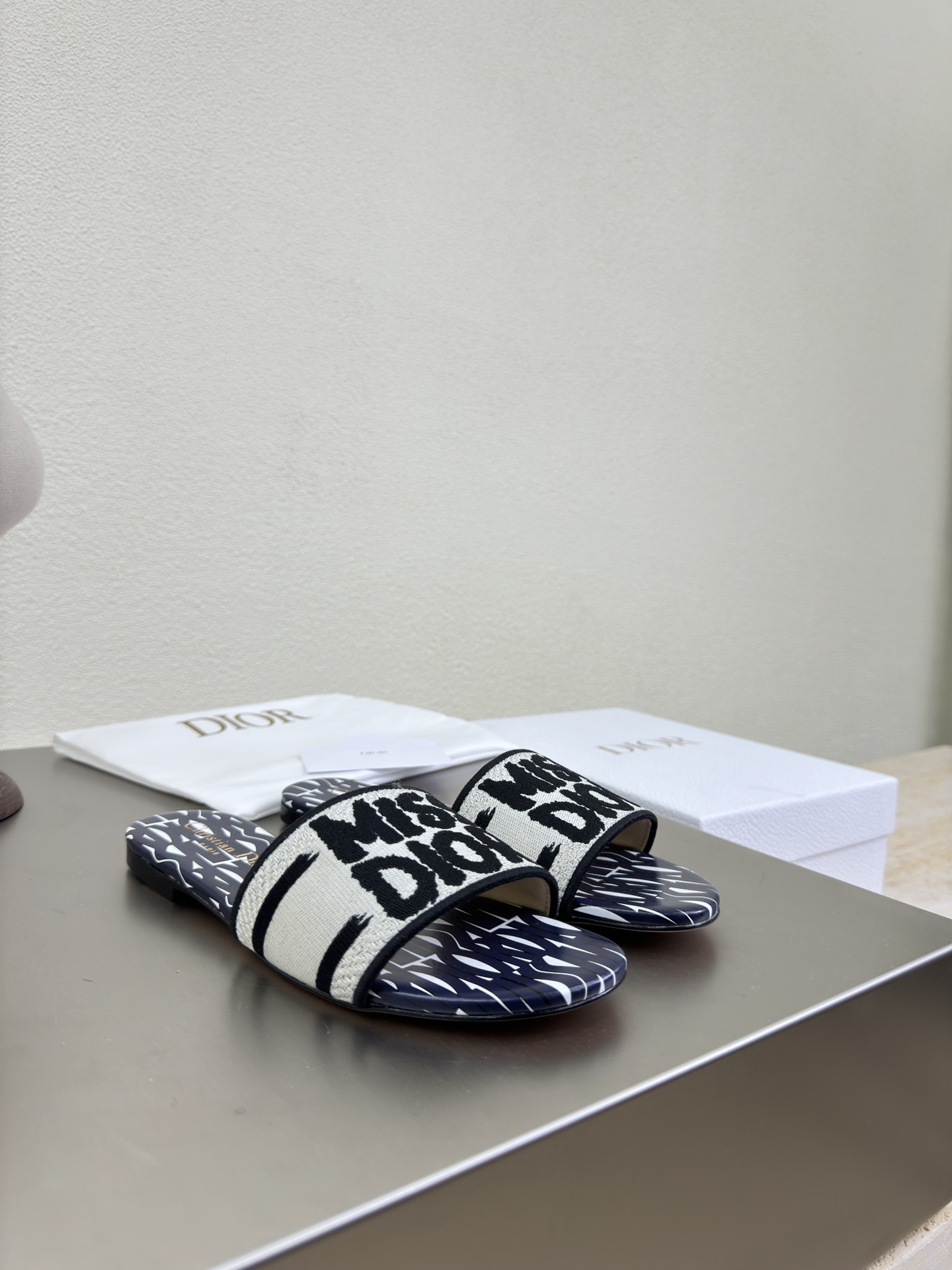 NO:459326,CD flat slippers paired embroidery thread logo high-quality black big logo full of texture, shoe shape upgraded to the ultimate foot feeling, super beautiful, indispensable fashion items this year D-DOLL series classic pearl accessories fashionable and versatile, full of girlishness, more than a little joy, classic hand-embroidered series genuine leather outsole with brand logo, decoration matched with a little bit of hourly wear. Flat sole versatile. Sheepskin footbed and inner color choice Italian original outsole gilded Size 34 35 36 37 38 39 40 41 42 (34 40 41 42 customized size) with original packaging, slippers, slippers, sheepskin, Leather soles19860909CD 平底拖鞋 对版绣线logo 高品 黑色 大logo质感满满 鞋型升级到极致脚感 超级美 今年必不可少的时尚单品 D-DOLL系列经典珍珠配饰时髦又百搭,少女感十足 欣喜不止一点点 经典手工刺绣系列  真皮大底印有品牌logo,装饰搭配有一点点小时装.平底百搭.  羊皮垫脚和内里  颜色选择 意大利原版大底 鎏金 码数34 35 36 37 38 39 40 41 42 （34 40 41 42定做码数） 配原版包装,拖鞋,slippers,sheepskin,Leather soles,Women's Shoes