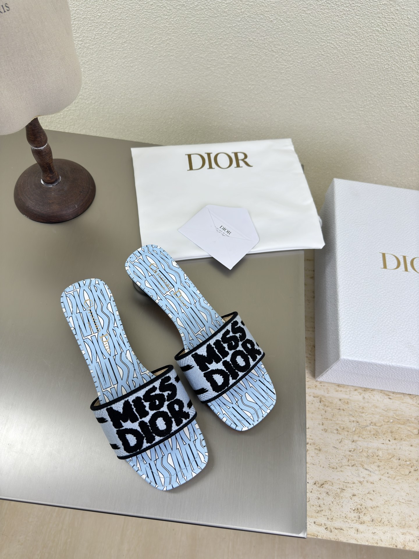 NO:459282,Medium heel CD flat slippers paired embroidery thread logo high-quality black and blue big logo full of texture. Shoe shape upgraded to the ultimate foot feeling. Super beautiful. This year's indispensable fashion item. D-DOLL series classic pearl accessories are fashionable and versatile, full of girlishness. More than a little joy. Classic hand-embroidered series. Genuine leather outsole is printed with brand logo, and the decoration is a little bit of hourly wear. Flat sole is versatile. Sheepskin footbed and inner color choice Italian original outsole. Gilded size 34 35 36 37 38 39 40 41 42 (34 40 41 42 customized size) with original packaging, slippers, slippers, sheepskin, Leather soles19860909中跟 CD 平底拖鞋 对版绣线logo 高品 黑蓝 大logo质感满满 鞋型升级到极致脚感 超级美 今年必不可少的时尚单品 D-DOLL系列经典珍珠配饰时髦又百搭,少女感十足 欣喜不止一点点 经典手工刺绣系列  真皮大底印有品牌logo,装饰搭配有一点点小时装.平底百搭.  羊皮垫脚和内里  颜色选择 意大利原版大底 鎏金 码数34 35 36 37 38 39 40 41 42 （34 40 41 42定做码数） 配原版包装,拖鞋,slippers,sheepskin,Leather soles,Women's Shoes