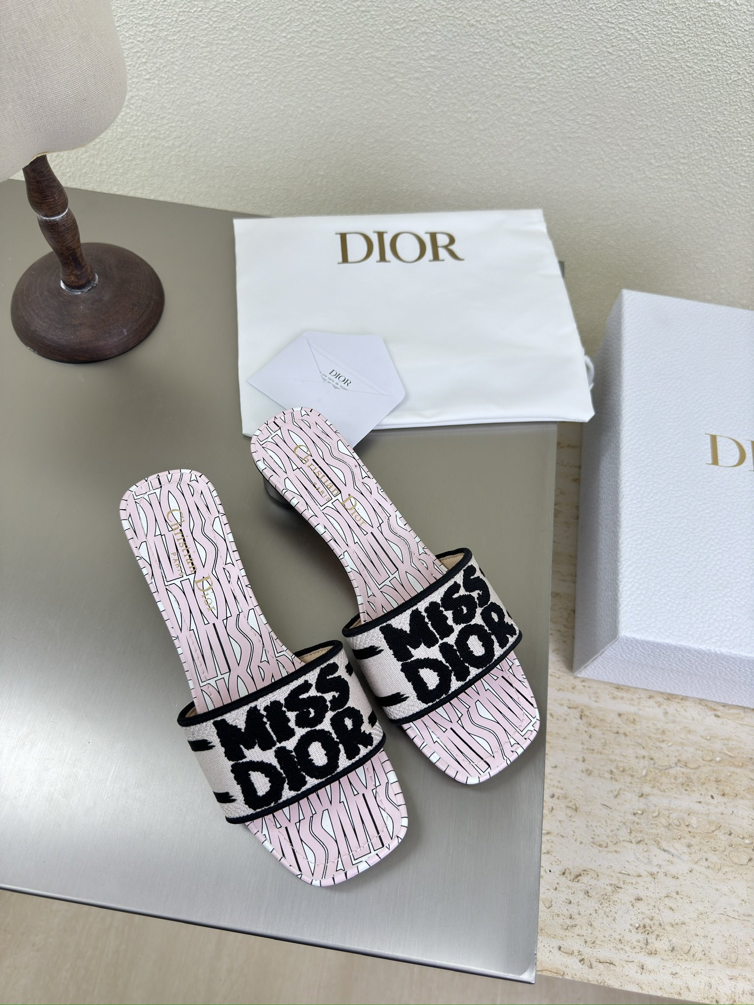 NO:459274,Medium heel CD flat slippers paired embroidery thread logo high-quality pink big logo full of texture, shoe shape upgraded to the ultimate foot feeling, super beautiful, indispensable fashion items this year D-DOLL series classic pearl accessories fashionable and versatile, full of girlishness, more than a little joy, classic hand-embroidered series genuine leather outsole with brand logo, decoration matched with a little bit of hourly wear. Flat sole versatile. Sheepskin footbed and inner color choice Italian original outsole gilded Size 34 35 36 37 38 39 40 41 42 (34 40 41 42 customized size) with original packaging, slippers, slippers, sheepskin, Leather soles19860909中跟 CD 平底拖鞋 对版绣线logo 高品 粉色 大logo质感满满 鞋型升级到极致脚感 超级美 今年必不可少的时尚单品 D-DOLL系列经典珍珠配饰时髦又百搭,少女感十足 欣喜不止一点点 经典手工刺绣系列  真皮大底印有品牌logo,装饰搭配有一点点小时装.平底百搭.  羊皮垫脚和内里  颜色选择 意大利原版大底 鎏金 码数34 35 36 37 38 39 40 41 42 （34 40 41 42定做码数） 配原版包装,拖鞋,slippers,sheepskin,Leather soles,Women's Shoes