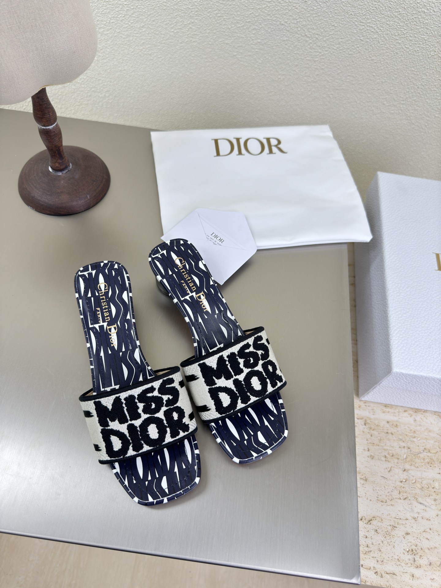 NO:459289,Medium heel CD slippers Embroidery thread logo High-quality black and blue Big logo full of texture, shoe shape upgraded to the ultimate foot feeling, super beautiful, indispensable fashion items this year D-DOLL series classic pearl accessories are fashionable and versatile, full of girlishness, and more joyful. Classic hand-embroidered series genuine leather outsole with brand logo, decoration matches with a little bit of hourly wear. Flat sole versatile. Sheepskin footbed and inner color choice Italian original outsole gilded Size 34 35 36 37 38 39 40 41 42 (34 40 41 42 customized size) with original packaging, slippers, slippers, sheepskin, Leather soles19860909中跟 CD 拖鞋 对版绣线logo 高品 黑蓝 大logo质感满满 鞋型升级到极致脚感 超级美 今年必不可少的时尚单品 D-DOLL系列经典珍珠配饰时髦又百搭,少女感十足 欣喜不止一点点 经典手工刺绣系列  真皮大底印有品牌logo,装饰搭配有一点点小时装.平底百搭.  羊皮垫脚和内里  颜色选择 意大利原版大底 鎏金 码数34 35 36 37 38 39 40 41 42 （34 40 41 42定做码数） 配原版包装,拖鞋,slippers,sheepskin,Leather soles,Women's Shoes