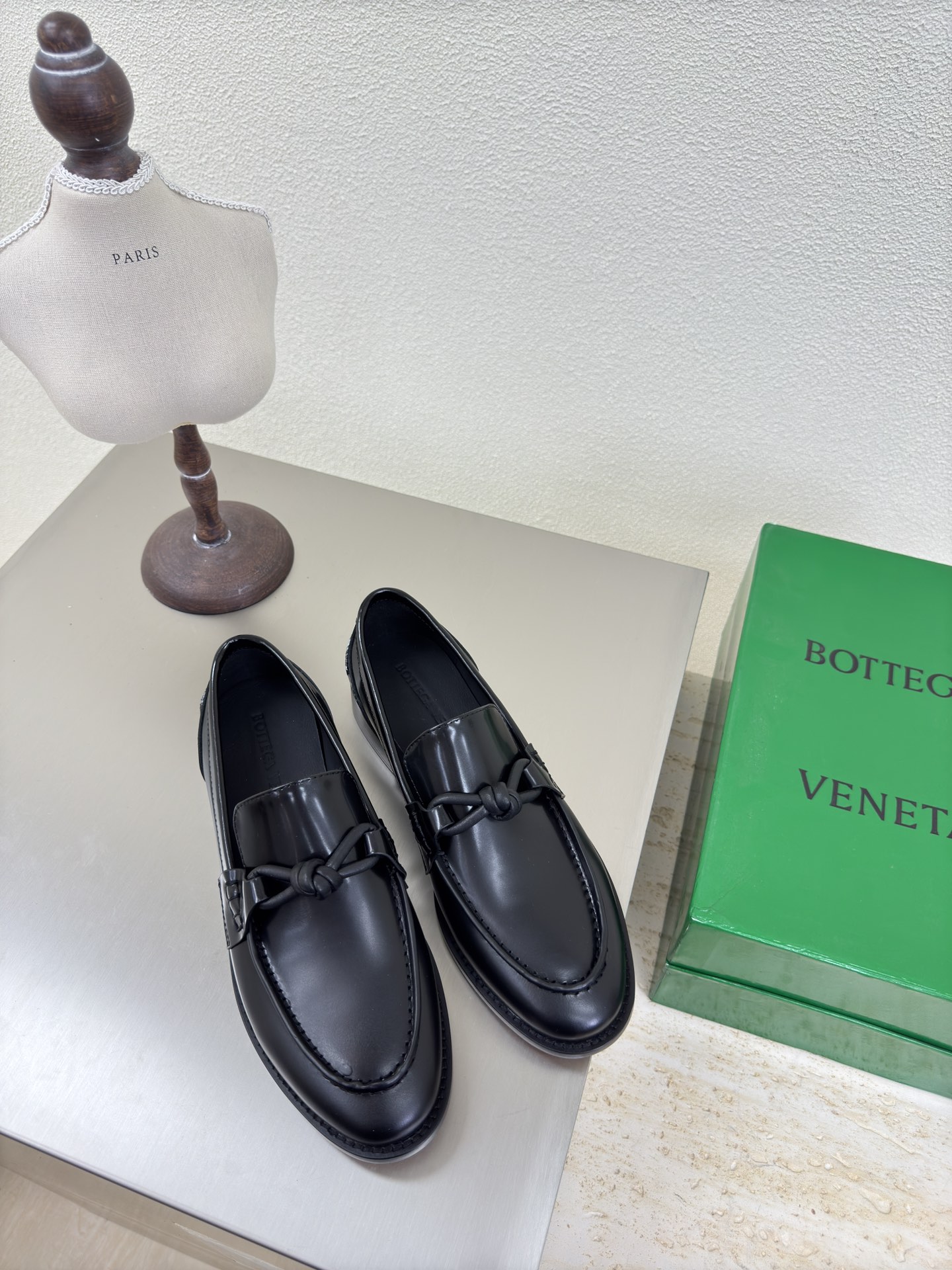 NO:563718,BOTTEGA VENET* Genuine leather Knotted accessories Men's and women's Astaire loafers Black Open-edge beaded cowhide Old money style Loafers original one-to-one approach Same hardware Another popular trend today Ceiling two-color Versatile colors Exquisite flat bottom Wrapped fabric Same color and leather Designed with care Never sloppy Durable and comfortable The upper material is the same as the original open-edge beaded calfskin The material is soft and smooth  Hand-sewn rear zipper opening and closing design, sexy and comfortable, hand-stitched technology, the inner lining of the foot pads is made of sheepskin, which is comfortable and high-end. The nailed outsole is made of the original mold. The same genuine leather outsole is matched to the standard. The original packaging is used. The shoe bag is printed with glue logo technology. The most high-end in the market. Hot melt glue is used to shape the toe. The heel is easy to rebound and does not deform. High-heeled series, wrapped fabric technology   The uppers are stitched with Italian computer sewing machines, and the workmanship is fine. Original packaging is used. Three-in-one box. Treat customers sincerely. Women's size 35 36 37 38 39 40 41 Men's size 38 39 40 41 42 43 44 45 (female 40 41 and male 38 45 customized), loafers, bottega  veneta,loafers,cowhide,sheepskin,Leather soles19860909BOTTEGA VENET* 真皮 结绳配饰 男女款 Astaire乐福鞋 黑色 开边珠牛皮 老钱风 乐福鞋原版一比一做法 一致五金  当今流行的又一趋势 天花板啦 双色 色百搭 精致平底 包裹面料 同色跟皮 用心设计 绝不马虎 耐穿舒适 鞋面材质选用同原版的开边珠 小牛皮 材质柔软顺滑 手工缝制后拉链开合设计 性感舒适 手工缝制工艺 垫脚内里选用羊皮内里舒适高端 打钉大底选用原版开模 一致真皮大底  对标对版 选用原版包装 鞋子布袋采用印胶logo工艺 市场最高端 采用热熔胶定型鞋头 后跟 易回弹不变形 高跟系列 包面料工艺 鞋面车线选用意大利电脑针车 做工精细 选用原版包装 三合一盒子 真心对待客人 女码 35 36 37 38 39 40 41  男码 38 39 40 41 42 43 44 45  （女40 41 男38 45 定制）,乐福鞋,bottega veneta,loafers,cowhide,sheepskin,Leather soles,Women's Shoes