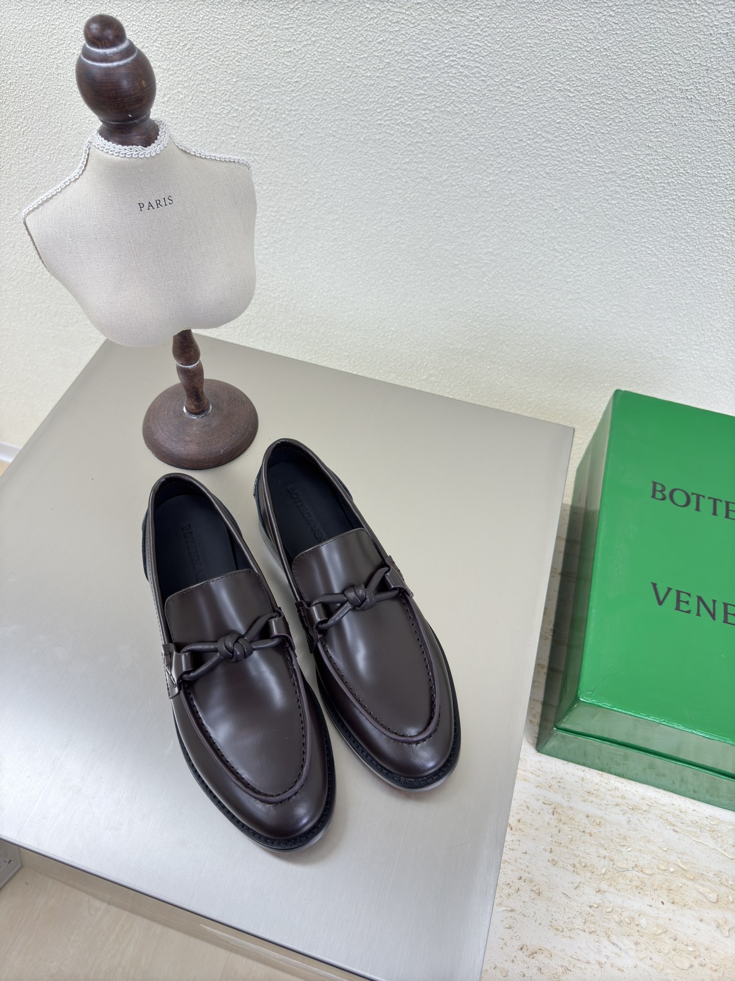 NO:563726,BOTTEGA VENET* Genuine leather Knotted accessories Men's and women's Astaire loafers Chocolate color Open edge beaded cowhide Old money style Loafers original one-to-one method Same hardware Another popular trend today Ceiling Two-color Versatile colors Exquisite flat bottom Wrapped fabric Same color heel leather Designed with care Never sloppy Durable and comfortable The upper material is the same as the original open edge beaded calfskin The material is soft and smooth  Hand-sewn rear zipper opening and closing design, sexy and comfortable, hand-stitched technology, the inner lining of the foot pads is made of sheepskin, which is comfortable and high-end. The nailed outsole is made of the original mold. The same genuine leather outsole is matched to the standard. The original packaging is used. The shoe bag is printed with glue logo technology. The most high-end in the market. Hot melt glue is used to shape the toe. The heel is easy to rebound and does not deform. High-heeled series   Packing fabric technology, upper stitching using Italian computer sewing machines, fine workmanship, original packaging, three-in-one box, treating customers sincerely, women's size 35 36 37 38 39 40 41 men's size 38 39 40 41 42 43 44 45 (women's 40 41 men's 38 45 customized), loafers, bottega  veneta,loafers,cowhide,sheepskin,Leather soles19860909BOTTEGA VENET* 真皮 结绳配饰 男女款 Astaire乐福鞋 巧克力色 开边珠牛皮 老钱风 乐福鞋原版一比一做法 一致五金  当今流行的又一趋势 天花板啦 双色 色百搭 精致平底 包裹面料 同色跟皮 用心设计 绝不马虎 耐穿舒适 鞋面材质选用同原版的开边珠 小牛皮 材质柔软顺滑 手工缝制后拉链开合设计 性感舒适 手工缝制工艺 垫脚内里选用羊皮内里舒适高端 打钉大底选用原版开模 一致真皮大底  对标对版 选用原版包装 鞋子布袋采用印胶logo工艺 市场最高端 采用热熔胶定型鞋头 后跟 易回弹不变形 高跟系列 包面料工艺 鞋面车线选用意大利电脑针车 做工精细 选用原版包装 三合一盒子 真心对待客人 女码 35 36 37 38 39 40 41  男码 38 39 40 41 42 43 44 45  （女40 41 男38 45 定制）,乐福鞋,bottega veneta,loafers,cowhide,sheepskin,Leather soles,Women's Shoes