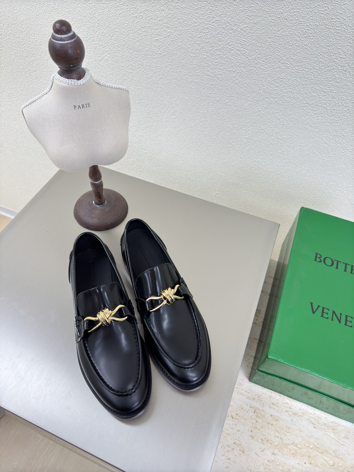 NO:563734,BOTTEGA VENET* Genuine leather Gold Metal knot accessories Men's and women's Astaire loafers Black Open edge beaded cowhide Old money style Original version of loafers One-to-one method Consistent hardware Another popular trend today Ceiling Two-color Versatile color Exquisite flat bottom Wrapped fabric Same color heel leather Designed with care Never sloppy Durable and comfortable The upper material is made of the same original open edge beads Calfskin The material is soft and smooth  Hand-sewn rear zipper opening and closing design, sexy and comfortable, hand-stitched technology, the inner lining of the foot pads is made of sheepskin, which is comfortable and high-end. The nailed outsole is made of the original mold. The same genuine leather outsole is matched to the standard. The original packaging is used. The shoe bag is printed with glue logo technology. The most high-end in the market. Hot melt glue is used to shape the toe. The heel is easy to rebound and does not deform. High-heeled series   Packing fabric technology, upper stitching using Italian computer sewing machines, fine workmanship, original packaging, three-in-one box, treating customers sincerely, women's size 35 36 37 38 39 40 41 men's size 38 39 40 41 42 43 44 45 (women's 40 41 men's 38 45 customized), loafers, bottega  veneta,loafers,cowhide,sheepskin,Leather soles19860909BOTTEGA VENET* 真皮 金色 金属结绳配饰 男女款 Astaire乐福鞋 黑色 开边珠牛皮 老钱风 乐福鞋原版一比一做法 一致五金  当今流行的又一趋势 天花板啦 双色 色百搭 精致平底 包裹面料 同色跟皮 用心设计 绝不马虎 耐穿舒适 鞋面材质选用同原版的开边珠 小牛皮 材质柔软顺滑 手工缝制后拉链开合设计 性感舒适 手工缝制工艺 垫脚内里选用羊皮内里舒适高端 打钉大底选用原版开模 一致真皮大底  对标对版 选用原版包装 鞋子布袋采用印胶logo工艺 市场最高端 采用热熔胶定型鞋头 后跟 易回弹不变形 高跟系列 包面料工艺 鞋面车线选用意大利电脑针车 做工精细 选用原版包装 三合一盒子 真心对待客人 女码 35 36 37 38 39 40 41  男码 38 39 40 41 42 43 44 45  （女40 41 男38 45 定制）,乐福鞋,bottega veneta,loafers,cowhide,sheepskin,Leather soles,Women's Shoes