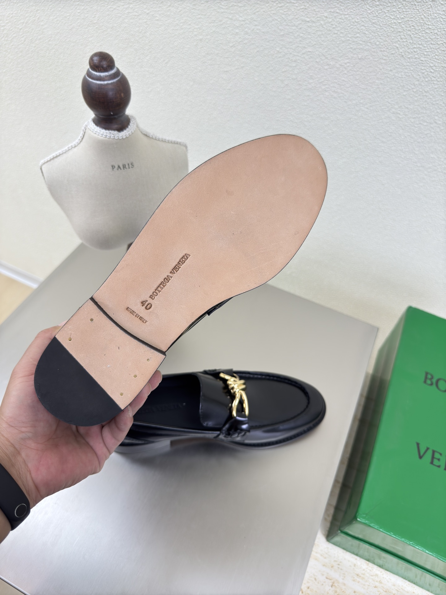 NO:563742,BOTTEGA VENET* Genuine leather Gold Metal knot accessories Men's and women's Astaire loafers Chocolate color Open edge beaded cowhide Old money style Original version of loafers One-to-one method Same hardware Another popular trend today Ceiling Two-color Versatile color Exquisite flat bottom Wrapped fabric Same color heel leather Designed with care Never sloppy Durable and comfortable The upper material is made of the same original open edge beads Calfskin The material is soft and smooth  Hand-sewn rear zipper opening and closing design, sexy and comfortable, hand-stitched technology, the inner lining of the foot pads is made of sheepskin, which is comfortable and high-end. The nailed outsole is made of the original mold. The same genuine leather outsole is matched to the standard. The original packaging is used. The shoe bag is printed with glue logo technology. The most high-end in the market. Hot melt glue is used to shape the toe and heel. It is easy to rebound and does not deform.   High-heeled series, fabric technology, Italian computer sewing machine for upper stitching, fine workmanship, original packaging, three-in-one box, treat customers sincerely, women's size 35 36 37 38 39 40 41 men's size 38 39 40 41 42 43 44 45 (women's 40 41 men's 38 45 customized), loafers, bottega  veneta,loafers,cowhide,sheepskin,Leather soles19860909BOTTEGA VENET* 真皮 金色 金属结绳配饰 男女款 Astaire乐福鞋 巧克力色 开边珠牛皮 老钱风 乐福鞋原版一比一做法 一致五金  当今流行的又一趋势 天花板啦 双色 色百搭 精致平底 包裹面料 同色跟皮 用心设计 绝不马虎 耐穿舒适 鞋面材质选用同原版的开边珠 小牛皮 材质柔软顺滑 手工缝制后拉链开合设计 性感舒适 手工缝制工艺 垫脚内里选用羊皮内里舒适高端 打钉大底选用原版开模 一致真皮大底  对标对版 选用原版包装 鞋子布袋采用印胶logo工艺 市场最高端 采用热熔胶定型鞋头 后跟 易回弹不变形 高跟系列 包面料工艺 鞋面车线选用意大利电脑针车 做工精细 选用原版包装 三合一盒子 真心对待客人 女码 35 36 37 38 39 40 41  男码 38 39 40 41 42 43 44 45  （女40 41 男38 45 定制）,乐福鞋,bottega veneta,loafers,cowhide,sheepskin,Leather soles,Women's Shoes