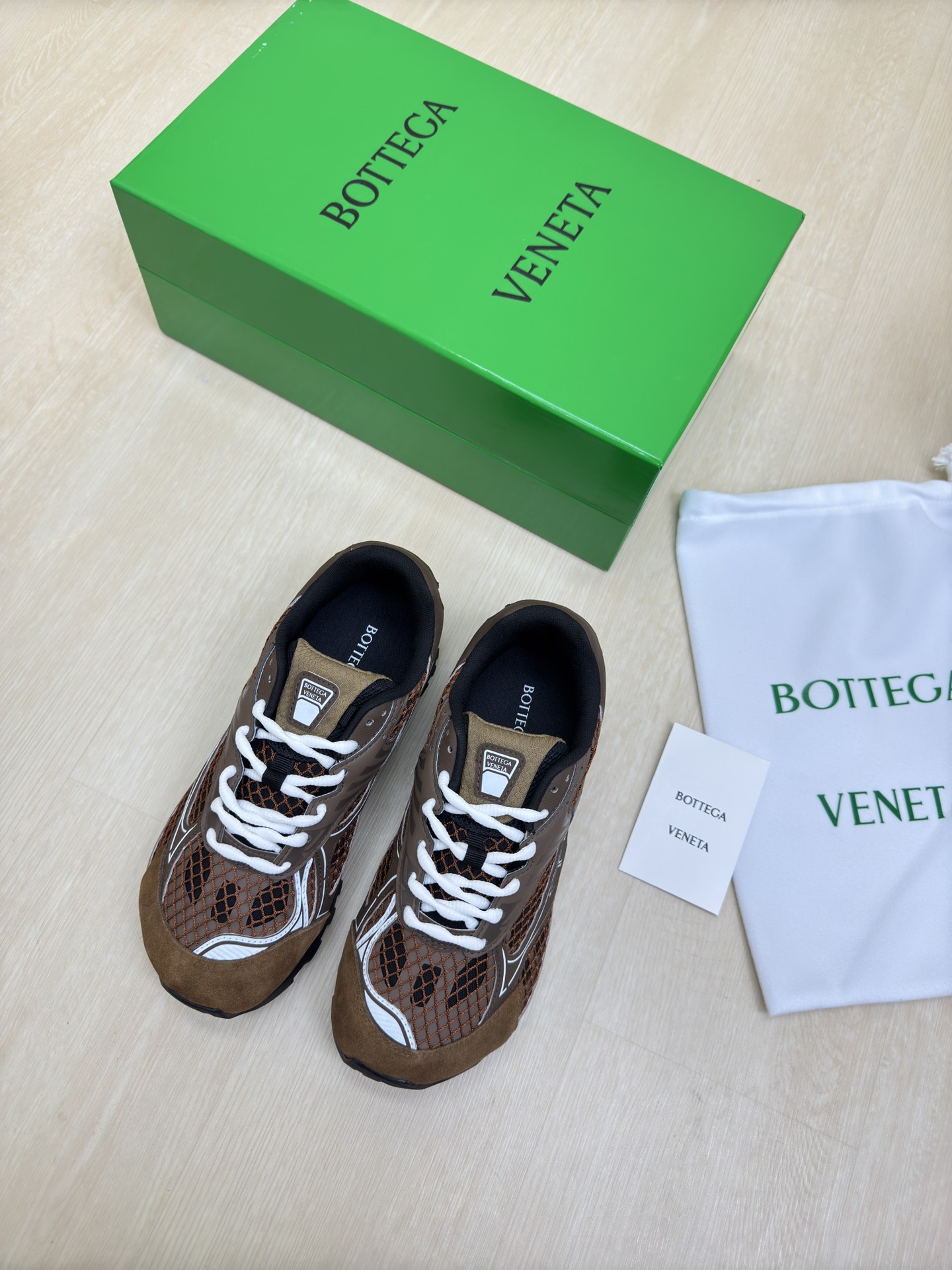 NO:223876,BV Orbit sneakers Wang Yibo Same style couple dad shoes Runner sneakers, using lightweight technology mesh fabric. Matched with geometric patterns, rubber outsole. Brown top-layer reverse-haired cowhide. Integrated molding sheet for women. Men's 340 King-fried series. High-version. Approved bagging technology. The actual height is much higher, and it still looks thin. Very nice. Play-resistant and fabric-resistant. Benchmarked. Approved bagging technology. Approved high-version. Outsole uses color-blocking TPU outsole for women. Women's 35 36 37 38 39 40 41 (40 41 customized) Men's 39 40 41 42 43 44 45. (45 size customization) (can accept customer logo without refund and exchange price) Configure original packaging, casual shoes/sports shoes, bottega  veneta,sneakers,cowhide19860909BV Orbit运动鞋 王一博 同款 情侣款老爹鞋 Runner运动鞋,采用轻质科技网布面料. 搭配几何图案设计橡胶外底. 棕色头层反毛牛皮 搭配 一体成型片  女款 男款340王炸系列 高版本 认准套包工艺  实际增高很多哦,还是一样显腿细 非常nice 耐玩耐造 对标对版 套包鞋工艺 认准高版本  大底选用拼色TPU大底 女款 35 36 37 38 39 40 41（40 41定制） 男款 39 40 41 42 43 44 45.(45码定制) (可承接客人logo不退换价优) 配置原版包装,休闲鞋/运动鞋,bottega veneta,sneakers,cowhide,Women's Shoes