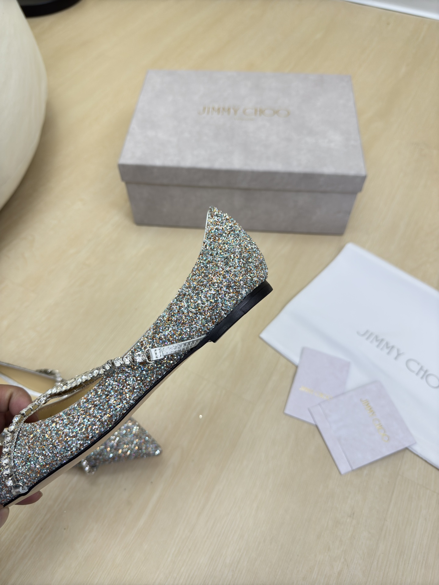 交叉钻链 玛丽珍 尖头单鞋 系列 💎 JimmyChoo
幻彩亮片 Collins Store P310 
Jimmy Choo 亮片 系列经典之作 最近好多宝宝来到Collins Street店来表白这个系列!他们也作为镇店之宝目前摆在橱窗 相信路过Collins Street店的宝宝都有看到过哦
       平底 
       
       闪耀施华洛世奇水钻 
       小羊皮内里
       意大利真皮大底
配置精品包装
       34 35 36 37 38 39 40 41  （34 40 41 定制）