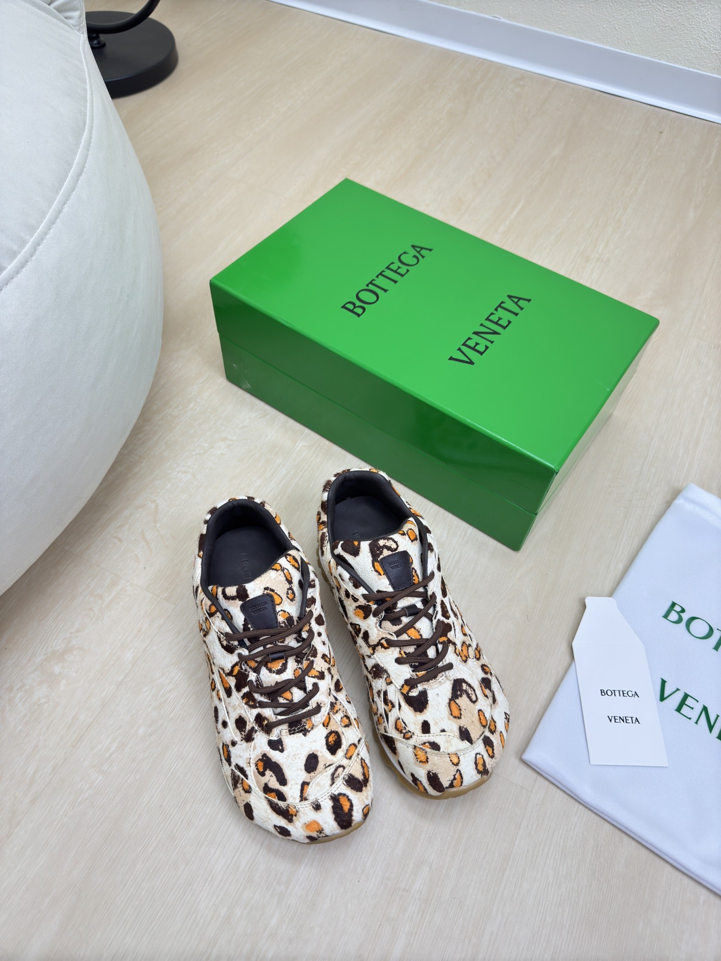 NO:223888,BV Orbit sneakers Wang Yibo Same style couple dad shoes Runner sneakers, using lightweight technology mesh fabric. Matched with geometric patterns, rubber outsole. Leopard print horse fur series, treasures, match, integrated molding, women's style, men's style 360 ​​King's series, high-version, accurate bagging technology, actually increase the height, still make the legs look thinner, very nice, playable and fabricated, benchmarking, bagging technology, accurate version, outsole, color-blocking TPU outsole, women's style 35 36 37 38 39 40 41 (40 41 customization) Men's style 39 40 41 42 43 44 45. (45 size customization) (can accept customer logo without refund and exchange price) Configure original packaging, casual shoes/sports shoes, bottega  veneta,sneakers19860909BV Orbit运动鞋 王一博 同款 情侣款老爹鞋 Runner运动鞋,采用轻质科技网布面料. 搭配几何图案设计橡胶外底. 豹纹 马毛皮系列 珍品 搭配 一体成型片  女款 男款360 王炸系列 高版本 认准套包工艺  实际增高很多哦,还是一样显腿细 非常nice 耐玩耐造 对标对版 套包鞋工艺 认准高版本  大底选用拼色TPU大底 女款 35 36 37 38 39 40 41（40 41定制） 男款 39 40 41 42 43 44 45.(45码定制) (可承接客人logo不退换价优) 配置原版包装,休闲鞋/运动鞋,bottega veneta,sneakers,Women's Shoes