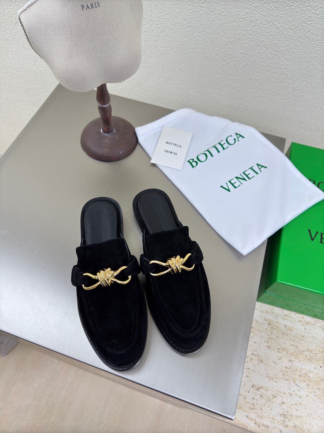 NO:382454,BOTTEGA VENET* genuine leather gold metal knot rope accessories men and women Astaire loafer slippers black sheep reverse velvet leather old money style loafer slippers original one-to-one practice consistent hardware Another trend today Ceiling Two-color Color versatile Delicate flat sole Wrap fabric Same color heel leather Careful design Never sloppy and comfortable Upper material with original beads Calfskin Material soft and smooth Hand-sewn zipper opening and closing design Sexy and comfortable Hand-sewn craft Sheepskin inner inner comfort High-end Pin-the-sole Select original mold for nailing outsole Consistent leather outsole Benchmarked Form original packaging Shoe bags adopt adhesive logo process The highest end of the market Use hot melt adhesive to shape toe Heel Easy to rebound and not deform High heel series  Packing fabric crafts The upper line is made of Italian computer needle truck. Fine workmanship. Select original packaging. Three-in-one box. Treat customers sincerely. 35 36 37 38 39 40 41 (40 41 customized), semi-torch, bottega veneta, loafers, slippers, cowhide, sheepskin, Leather soles19860909BOTTEGA VENET* 真皮 金色 金属结绳配饰 男女款 Astaire乐福拖鞋 黑色羊反绒皮 老钱风 乐福拖鞋 原版一比一做法 一致五金  当今流行的又一趋势 天花板啦 双色 色百搭 精致平底 包裹面料 同色跟皮 用心设计 绝不马虎 耐穿舒适 鞋面材质选用同原版的开边珠 小牛皮 材质柔软顺滑 手工缝制后拉链开合设计 性感舒适 手工缝制工艺 垫脚内里选用羊皮内里舒适高端 打钉大底选用原版开模 一致真皮大底  对标对版 选用原版包装 鞋子布袋采用印胶logo工艺 市场最高端 采用热熔胶定型鞋头 后跟 易回弹不变形 高跟系列 包面料工艺 鞋面车线选用意大利电脑针车 做工精细 选用原版包装 三合一盒子 真心对待客人 35 36 37 38 39 40 41  （40 41 定制）,半拖,bottega veneta,loafers,slippers,cowhide,sheepskin,Leather soles,Women's Shoes