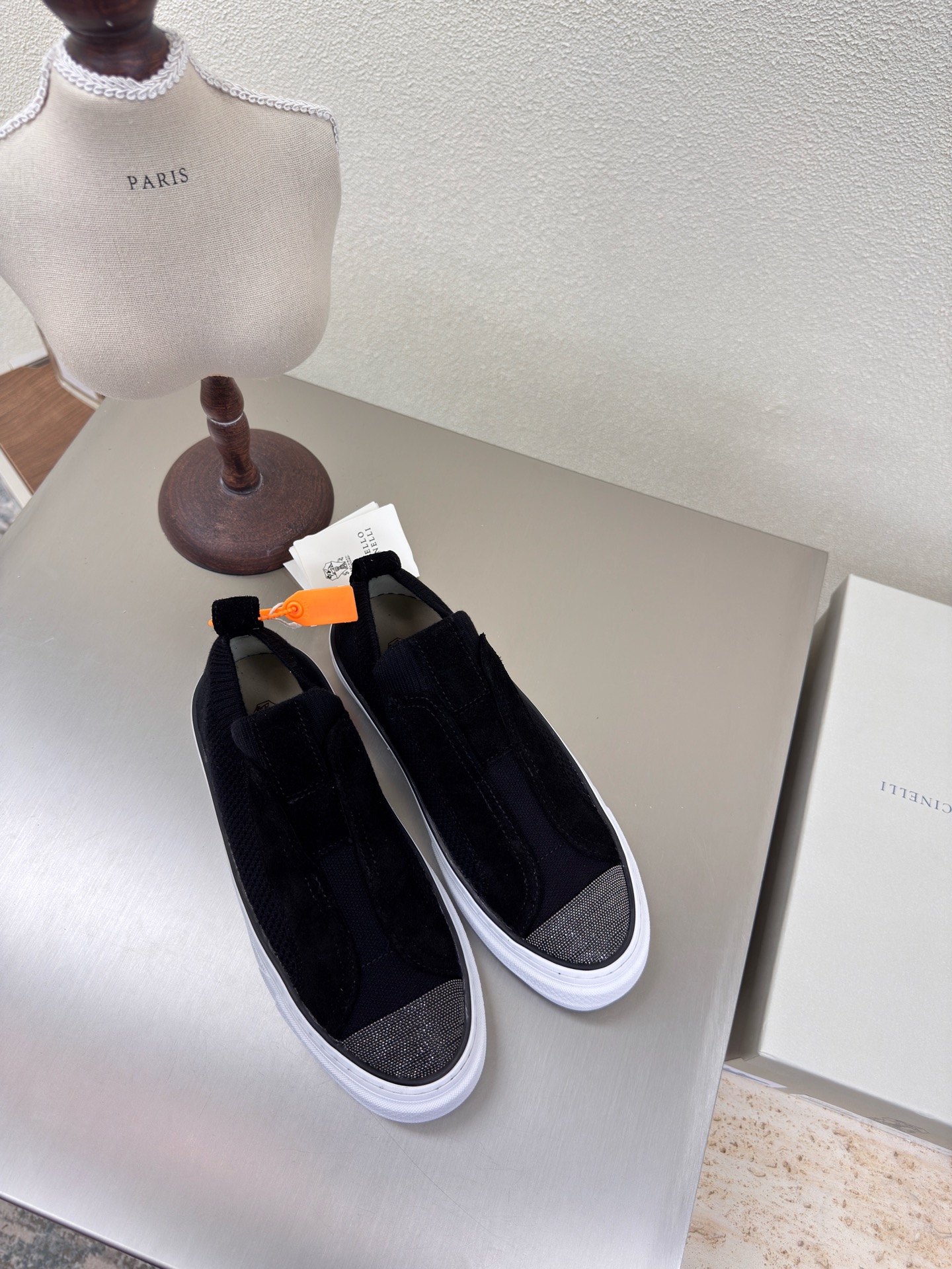 NO:227192,BC men and women BrunelloCucinel black breathable flying weaving precious materials and exquisite details make the exquisite and contemporary style of this rubber-soled shoe better. The unique combination of suede leather and fresh cotton gives the shoes a delicate and exquisite feeling. The summer-style cotton knitted fabric meets the precious suede and is filled with a refreshing atmosphere on the loose and soft velvet texture. The combination of mixed cotton shoe lining and extremely light rubber sole enhances the extraordinary comfort and flexibility of the foot on the shoes. This style of shoes combines comfort and fashion, suitable for daily casual wear, and can be matched with a variety of clothing such as jeans, casual pants or sweatpants. Benchmarking Size Women 35 36 37 38 39 40 41 Men 39 40 41 42 43 44 45 (women 40 41  Male 39 45 Customized), Casual Shoes/Sports Shoes, Brunello Cucinelli, Sneakers, Jeans19860909BC男女款 BrunelloCucinel 黑色透气飞织  珍贵材料与精美细节让这款胶底鞋的精致、当代风格更胜一筹. 绒面皮革和清新棉的别致组合,赋予鞋子精致考究感.带有夏日品味的棉针织品,与珍贵的绒面革相遇,在松柔的绒质纹理上弥漫着清新气息.混棉鞋衬和极为轻盈的橡胶鞋底组合,增强了鞋子上脚的不凡舒适灵活感.这种款式的鞋子融合了舒适与时尚,适合日常休闲穿搭,能搭配牛仔裤、休闲裤或运动裤等多种服饰.  对标对版 码数 女 35 36 37 38 39 40 41 男 39 40 41 42 43 44 45（女40 41 男 39 45定制）,休闲鞋/运动鞋,brunello cucinelli,sneakers,jeans,Women's Shoes