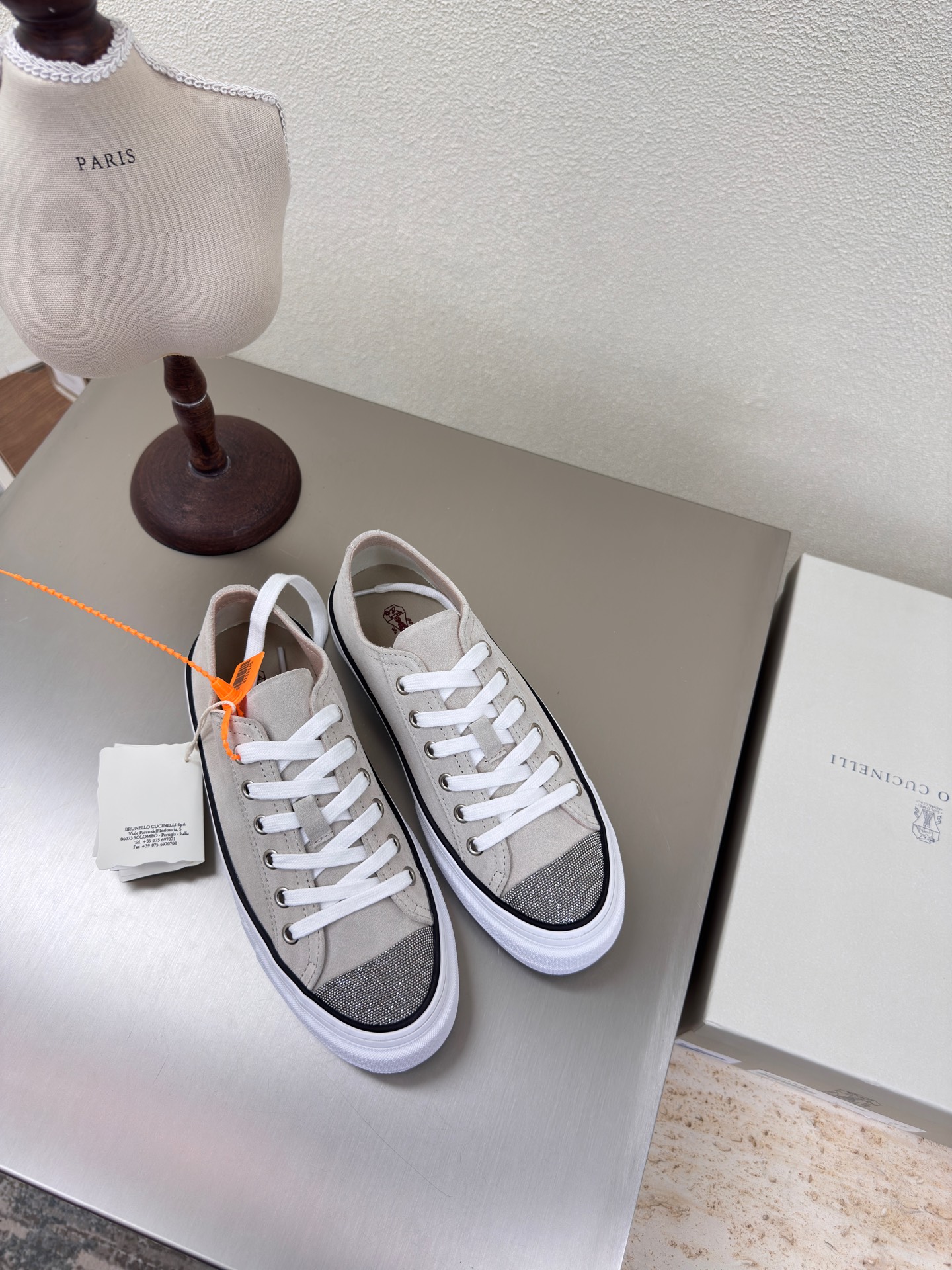 NO:227167,BC men and women BrunelloCucinel off-white, high merceration, calf velvet. The precious materials and exquisite details make the exquisite and contemporary style of this rubber-soled shoe better. The unique combination of suede leather and fresh cotton gives the shoes a delicate and exquisite feeling. The summer-style cotton knitted fabric meets the precious suede and is filled with a refreshing atmosphere on the loose and soft velvet texture. The combination of mixed cotton shoe lining and extremely light rubber sole enhances the extraordinary comfort and flexibility of the foot on the shoes. This style of shoes combines comfort and fashion, suitable for daily casual wear, and can be matched with a variety of clothing such as jeans, casual pants or sweatpants. Benchmarking Size Women 35 36 37 38 39 40 41 Men 39 40 41 42 43 44  45 (female 40 41 male 39 45 customized), casual shoes/sports shoes, brunello cucinelli, sneakers, jeans19860909BC男女款 BrunelloCucinel 灰白色 高丝光 小牛绒  珍贵材料与精美细节让这款胶底鞋的精致、当代风格更胜一筹. 绒面皮革和清新棉的别致组合,赋予鞋子精致考究感.带有夏日品味的棉针织品,与珍贵的绒面革相遇,在松柔的绒质纹理上弥漫着清新气息.混棉鞋衬和极为轻盈的橡胶鞋底组合,增强了鞋子上脚的不凡舒适灵活感.这种款式的鞋子融合了舒适与时尚,适合日常休闲穿搭,能搭配牛仔裤、休闲裤或运动裤等多种服饰.  对标对版 码数 女 35 36 37 38 39 40 41 男 39 40 41 42 43 44 45（女40 41 男 39 45定制）,休闲鞋/运动鞋,brunello cucinelli,sneakers,jeans,Women's Shoes