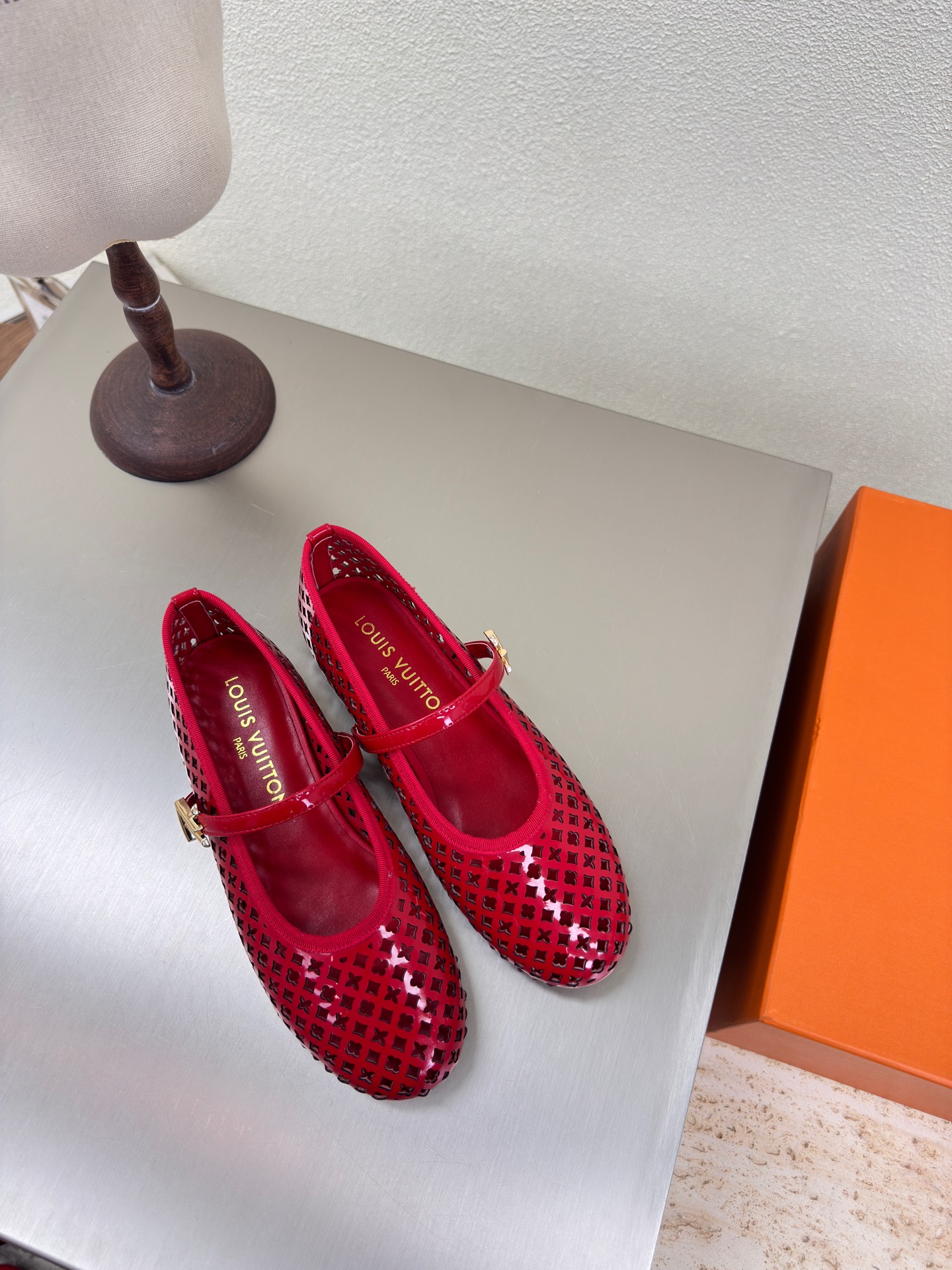 NO:260147,The full series of L donkey ballet shoes, super cost-effective, presbyterian hollow series, and red LV creation allows LV to still provide stunning and desire for creators and young players. 5 new colors have been produced and new. The actual product has been fully exposed and is expected to be released in the near future!  Material calf patent leather High quality Flawless Sole Italian leather outsole Size 35 36 37 38 39 40 41, ballet shoes, louis vuitton, louis vuitton, Leather soles19860909全系列 L驴 芭蕾舞鞋 超高性价比 老花镂空系列 红色 LV 打造 使得 LV  仍能为创作者、青年玩家,提供惊艳和渴望. 5 种款新配色再次高产上新,目前实物已经全面曝光,预计将在近期陆续发布！ 材质小牛漆皮 高品质 无瑕疵 鞋底意大利真皮大底 码数 35 36 37 38 39 40 41,芭蕾舞鞋,louis vuitton,louis vuitton,Leather soles,Women's Shoes