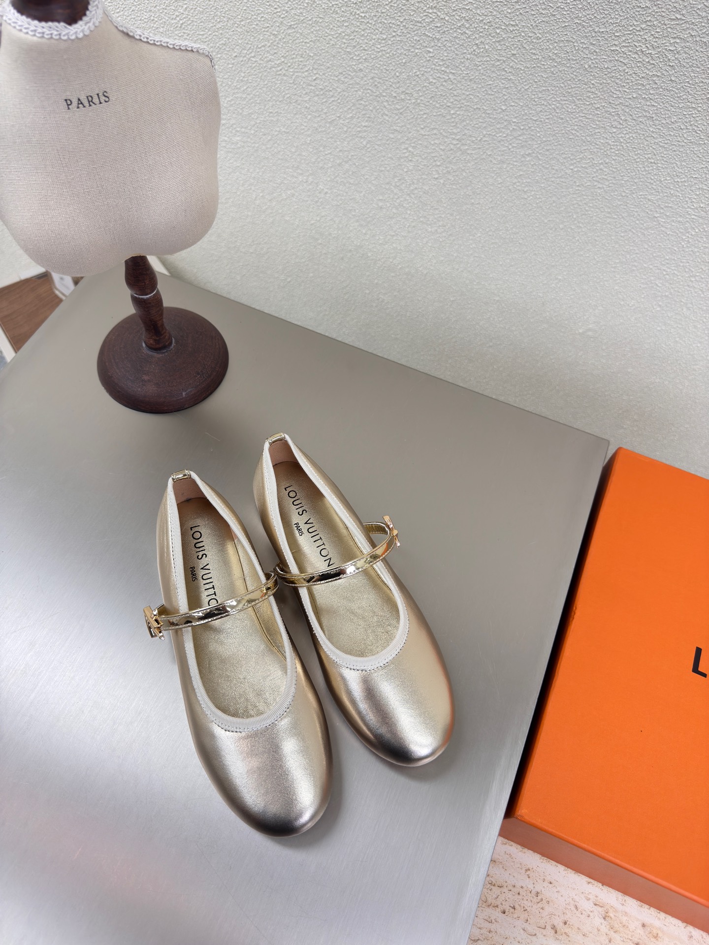 NO:260157,Plain style L donkey ballet shoes, super cost-effective, presbyopia series, golden lambskin LV creation allows LV to still provide stunning and desire for creators and young players. 5 new colors have been produced and new. The actual product has been fully exposed and is expected to be released in the near future!  Material Original Material Flawless Sole Italian Leather Outsole Size 35 36 37 38 39 40 41, Ballet Shoes, louis vuitton, louis vuitton, sheepskin, Leather Soles19860909素面款 L驴 芭蕾舞鞋 超高性价比 老花系列 金色 小羊皮 LV 打造 使得 LV  仍能为创作者、青年玩家,提供惊艳和渴望. 5 种款新配色再次高产上新,目前实物已经全面曝光,预计将在近期陆续发布！ 材质原版材质 无瑕疵 鞋底意大利真皮大底 码数 35 36 37 38 39 40 41,芭蕾舞鞋,louis vuitton,louis vuitton,sheepskin,Leather soles,Women's Shoes