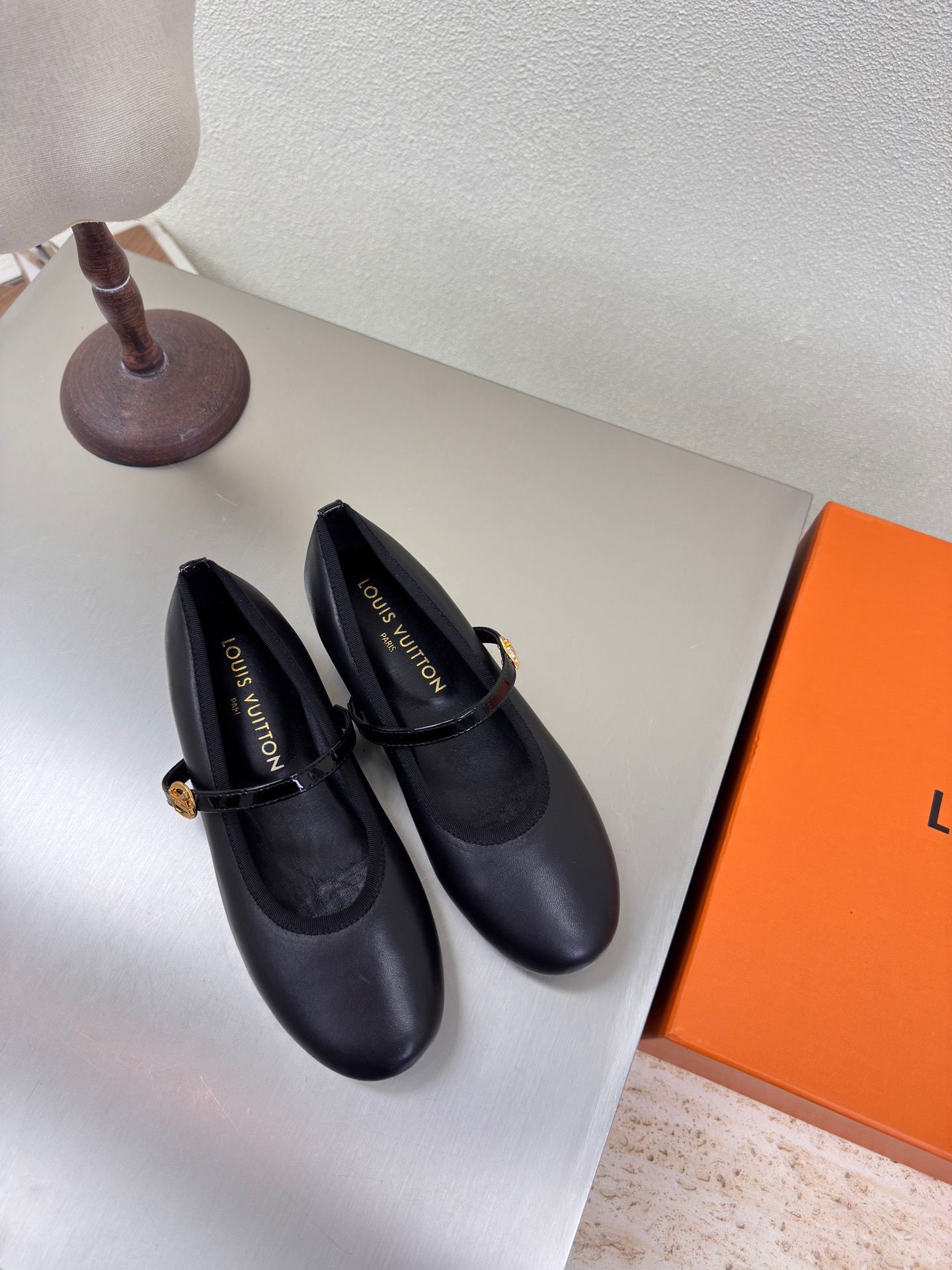 NO:260163,Original hardware, plain style, L donkey ballet shoes, super cost-effective, and black lambskin LV creation allows LV to still provide stunning and desire for creators and young players. 5 new colors have been produced and new. The actual product has been fully exposed and is expected to be released in the near future!  Material Original Material Flawless Sole Italian Leather Outsole Size 35 36 37 38 39 40 41, Ballet Shoes, louis vuitton, louis vuitton, sheepskin, Leather Soles19860909原版五金 素面款 L驴 芭蕾舞鞋 超高性价比 黑色小羊皮LV 打造 使得 LV  仍能为创作者、青年玩家,提供惊艳和渴望. 5 种款新配色再次高产上新,目前实物已经全面曝光,预计将在近期陆续发布！ 材质原版材质 无瑕疵 鞋底意大利真皮大底 码数 35 36 37 38 39 40 41,芭蕾舞鞋,louis vuitton,louis vuitton,sheepskin,Leather soles,Women's Shoes