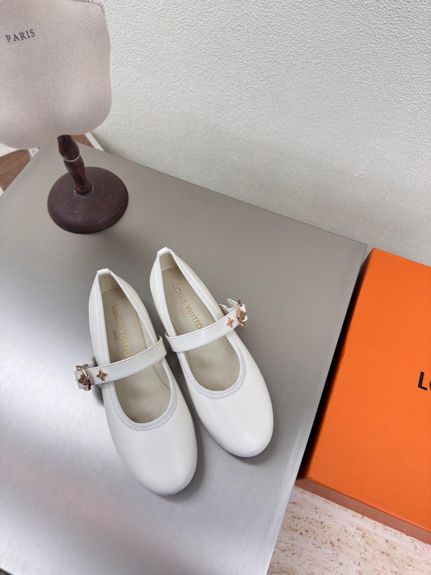 NO:260166,Original hardware, plain style, L donkey ballet shoes, super cost-effective, white lambskin LV creation allows LV to still provide stunning and desire for creators and young players. 5 new colors have been produced and new. The actual product has been fully exposed and is expected to be released in the near future!  Material Original Material Flawless Sole Italian Leather Outsole Size 35 36 37 38 39 40 41, Ballet Shoes, louis vuitton, louis vuitton, sheepskin, Leather Soles19860909原版五金 素面款 L驴 芭蕾舞鞋 超高性价比 白色 小羊皮LV 打造 使得 LV  仍能为创作者、青年玩家,提供惊艳和渴望. 5 种款新配色再次高产上新,目前实物已经全面曝光,预计将在近期陆续发布！ 材质原版材质 无瑕疵 鞋底意大利真皮大底 码数 35 36 37 38 39 40 41,芭蕾舞鞋,louis vuitton,louis vuitton,sheepskin,Leather soles,Women's Shoes