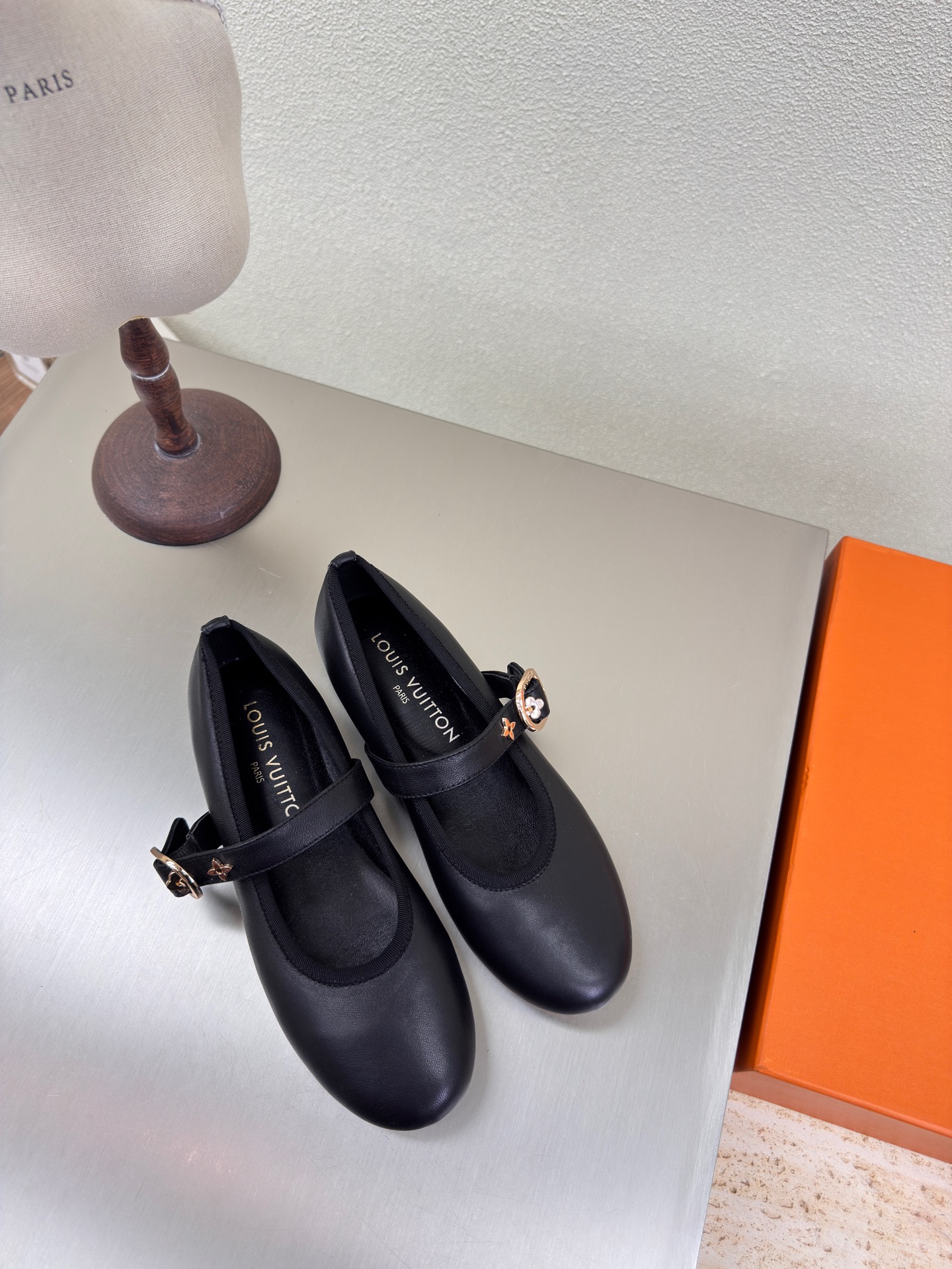 NO:260146,Original hardware, plain style, L donkey ballet shoes, super cost-effective, black lambskin LV creation allows LV to still provide stunning and desire for creators and young players. 5 new colors have been produced and new. The actual product has been fully exposed and is expected to be released in the near future!  Material Original Material Flawless Sole Italian Leather Outsole Size 35 36 37 38 39 40 41, Ballet Shoes, louis vuitton, louis vuitton, sheepskin, Leather Soles19860909原版五金 素面款 L驴 芭蕾舞鞋 超高性价比 黑色 小羊皮LV 打造 使得 LV  仍能为创作者、青年玩家,提供惊艳和渴望. 5 种款新配色再次高产上新,目前实物已经全面曝光,预计将在近期陆续发布！ 材质原版材质 无瑕疵 鞋底意大利真皮大底 码数 35 36 37 38 39 40 41,芭蕾舞鞋,louis vuitton,louis vuitton,sheepskin,Leather soles,Women's Shoes