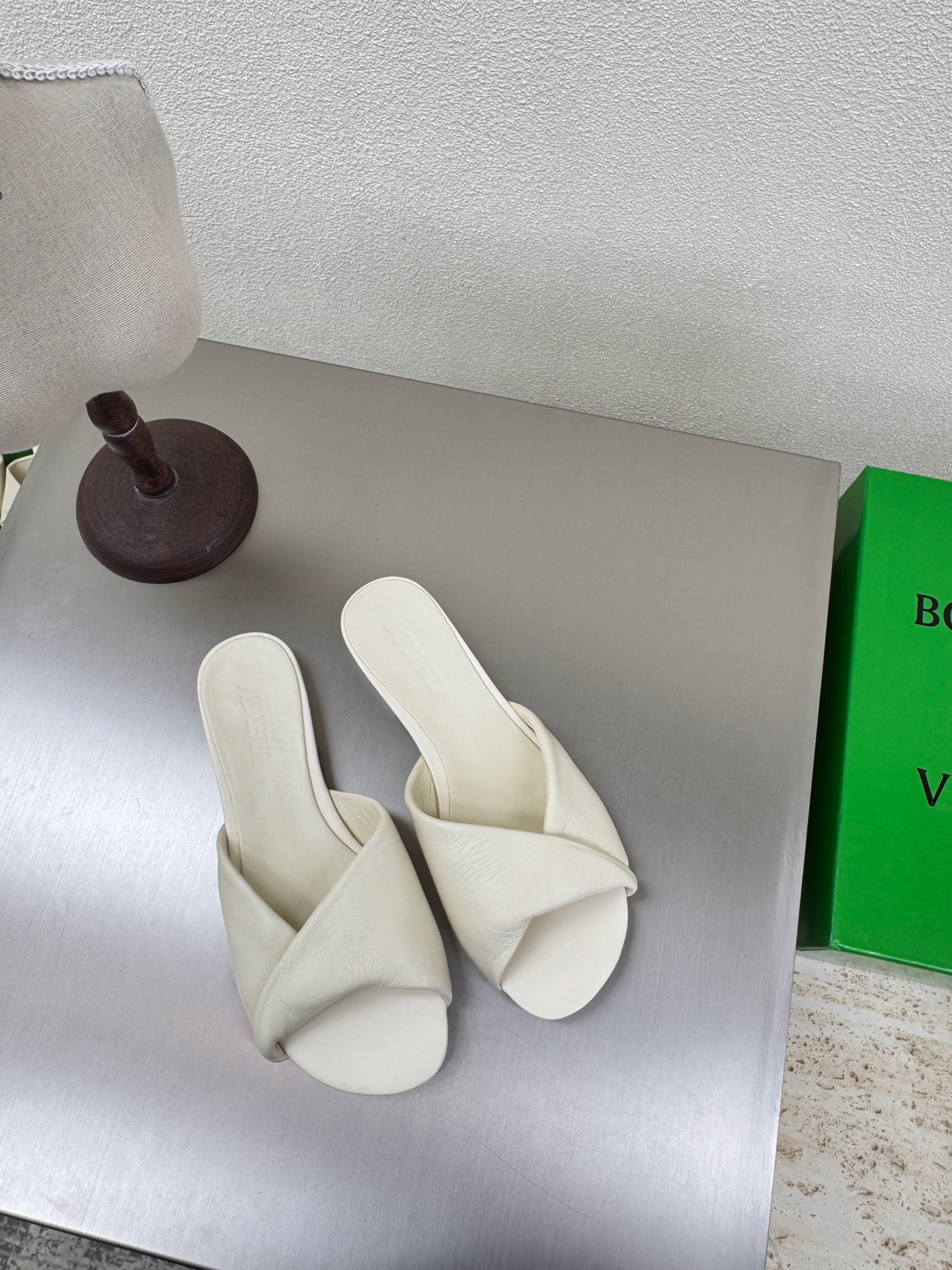 NO:262832,Flat sole Series BV Blink Lambskin Slipper Series Lambskin Filled Comfort Sponge Sea Salt White This classic model is simply the latest bv ceiling. Two-color color versatile lambskin design. Hand-woven. High-end fabric with high-quality calfskin. Filled sheepskin inner comfortable and high-end. Outsole with Italian leather outsole & injection rubber craftsmanship. Light dyeing technology. Benchmarking and matching. Original packaging. Shoe bags are made of glue-printing logo technology. The highest end of the market. Hot melt glue is used to shape the toe. Heel is easy to rebound and does not deform. The upper line is made of Italian computer needle truck. Fine workmanship. Original packaging. Treat customers sincerely. 35 36 37 38 39 40 41 42 (40 41 42 customized), high heel slippers, bottega  veneta, high heels, slippers, cowhide, sheepskin, Leather soles19860909平底 系列 BV Blink 小羊皮面 系列拖鞋 小羊皮 填充舒适海绵 海盐白  这款经典款 简直bv最新天花板啦 双色彩色百搭  小羊皮设计  手工编织而成 高档舒适 面料选用优质小牛皮 垫脚羊皮内里舒适高端 大底选用意大利真皮大底&注塑橡胶工艺 运用轻染工艺 对标对版 选用原版包装 鞋子布袋采用印胶logo工艺 市场最高端 采用热熔胶定型鞋头 后跟 易回弹不变形  鞋面车线选用意大利电脑针车 做工精细 选用原版包装 真心对待客人 35 36 37 38 39 40 41 42 （40 41 42 定制）,高跟鞋拖鞋,bottega veneta,high heels,slippers,cowhide,sheepskin,Leather soles,Women's Shoes