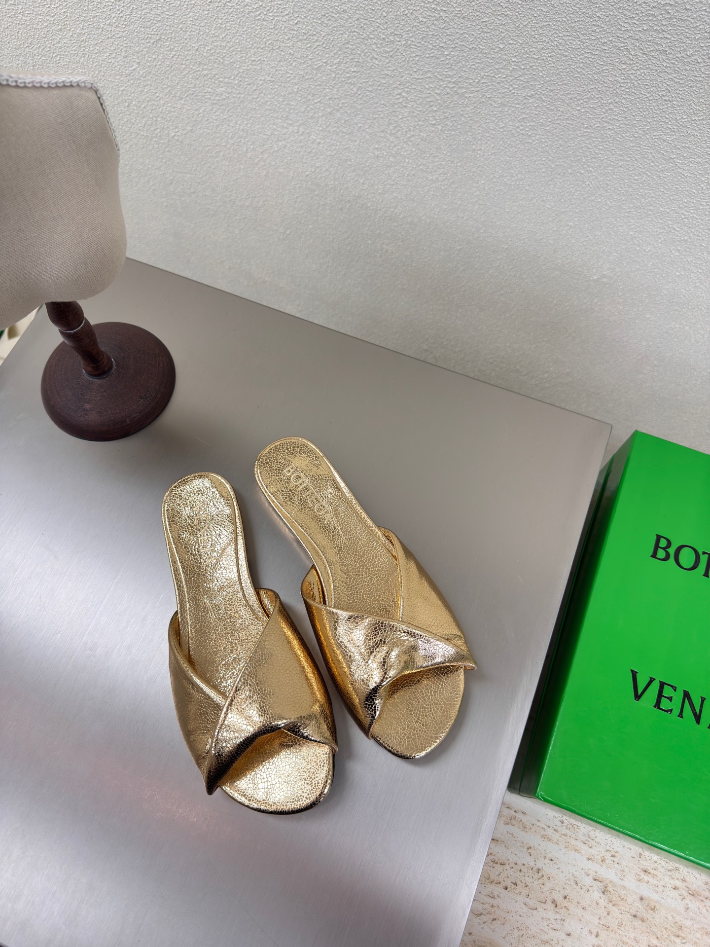 NO:262838,Flat sole Series BV Blink Lambskin Slipper Series Lambskin Filled Comfort Sponge Gold This classic model is simply the latest bv ceiling. Two-color color versatile lambskin design. Hand-woven. High-end fabric with high-quality calfskin. Filled sheepskin inner comfortable and high-end. Outsole with Italian leather outsole & injection rubber craftsmanship. Light dyeing technology. Benchmarking and matching. Original packaging. Shoe bags are made of glue-printing logo technology. The highest end of the market. Hot melt glue is used to shape the toe. Heel is easy to rebound and does not deform. The upper line is made of Italian computer needle truck. Fine workmanship. Original packaging. Treat customers sincerely. 35 36 37 38 39 40 41 42 (40 41 42 customized), high heel slippers, bottega  veneta, high heels, slippers, cowhide, sheepskin, Leather soles19860909平底 系列 BV Blink 小羊皮面 系列拖鞋 小羊皮 填充舒适海绵 金色  这款经典款 简直bv最新天花板啦 双色彩色百搭  小羊皮设计  手工编织而成 高档舒适 面料选用优质小牛皮 垫脚羊皮内里舒适高端 大底选用意大利真皮大底&注塑橡胶工艺 运用轻染工艺 对标对版 选用原版包装 鞋子布袋采用印胶logo工艺 市场最高端 采用热熔胶定型鞋头 后跟 易回弹不变形  鞋面车线选用意大利电脑针车 做工精细 选用原版包装 真心对待客人 35 36 37 38 39 40 41 42 （40 41 42 定制）,高跟鞋拖鞋,bottega veneta,high heels,slippers,cowhide,sheepskin,Leather soles,Women's Shoes