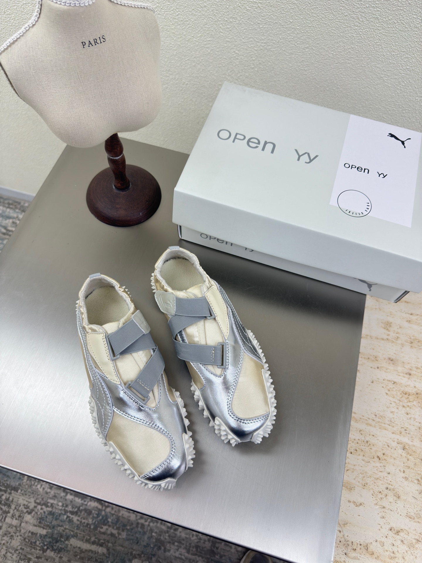 NO:402048,OPEN YY Puma is a very charming shoe. Silver Design and Style: Its design is inspired by racing shoes. Flat and smooth shoe shapes, simple lines, and logos that run through the 2/3 shoe body. It shows speed and passion, and can instantly transform you into the fashionable focus on the racing field. Material and quality: The upper is made of suede or matte leather, with a soft and shiny texture, not only comfortable to wear, but also shows a high-end retro texture. The sole uses rubber sole to have good wear resistance and grip, which can ensure stability and safety when walking or moving. Celebrity effect and social popularity: Park Chae-young, Dua Lipa, Bella and other celebrities have put on their feet. Size 35 36 37 38 39 40 (customized for 40 sizes), split-toe shoes, chamois leather19860909OPEN YY 彪马是一款极具魅力的鞋款 白银  设计与风格:其设计灵感源自赛车鞋,扁平流畅的鞋型,简洁的线条,以及贯穿2/3鞋身的logo,尽显速度与激情,能让你瞬间变身赛车场上的时尚焦点.  材质与质量:鞋面采用麂皮或磨砂皮材质,质感柔软且富有光泽,不仅穿着舒适,还能展现出高级的复古质感.鞋底采用橡胶鞋底具有良好的耐磨性和抓地力,能确保在行走或运动时的稳定性和安全性.  明星效应与社交热度:朴彩英、Dua Lipa、Bella等名人纷纷上脚 码数 35 36 37 38 39 40（40码定制）,分趾鞋,chamois leather,Women's Shoes