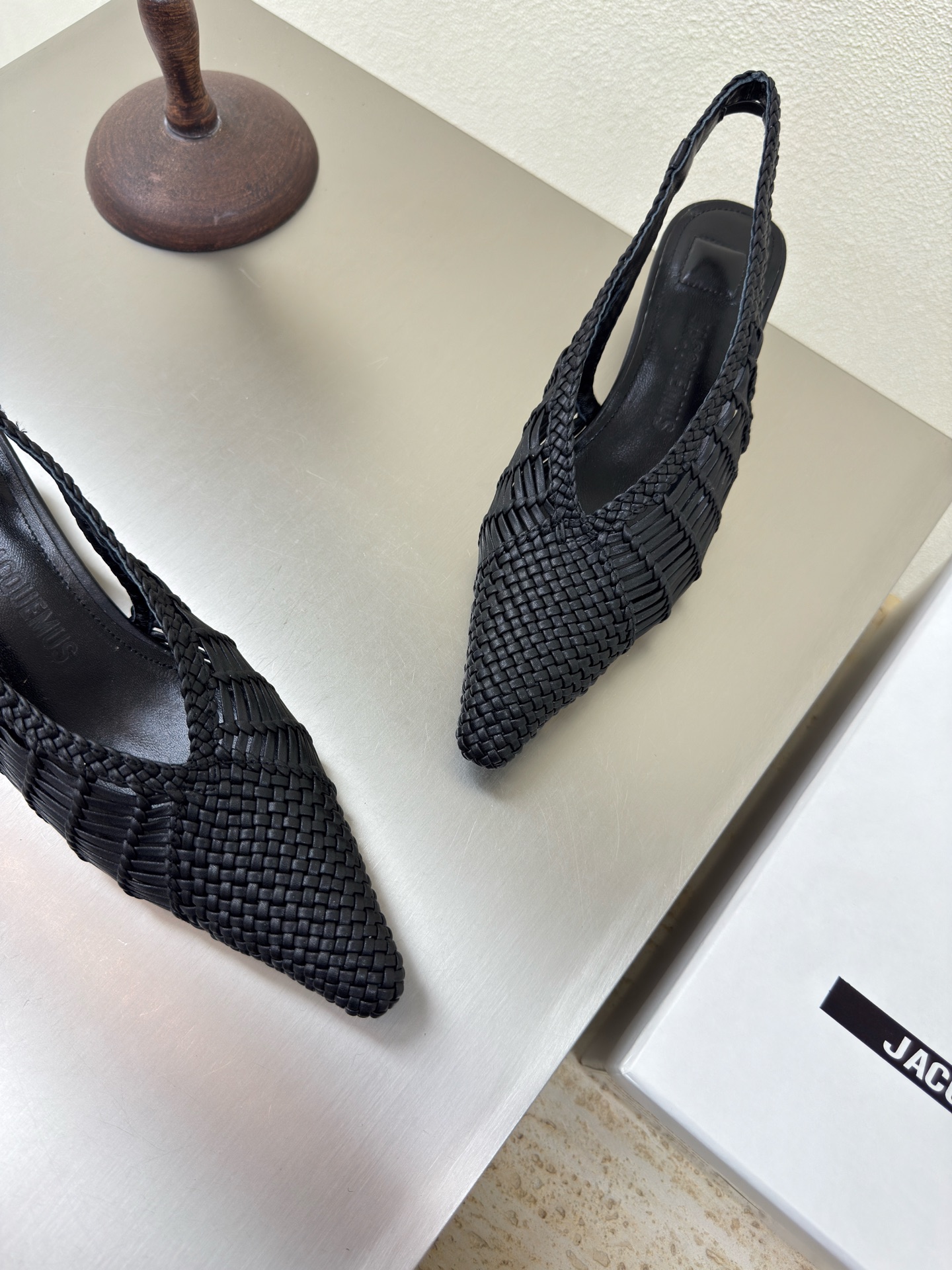 Jacquemus 25s: Hand-Woven Geometric Rear Shoes with Distinctive Personality - 图片 4