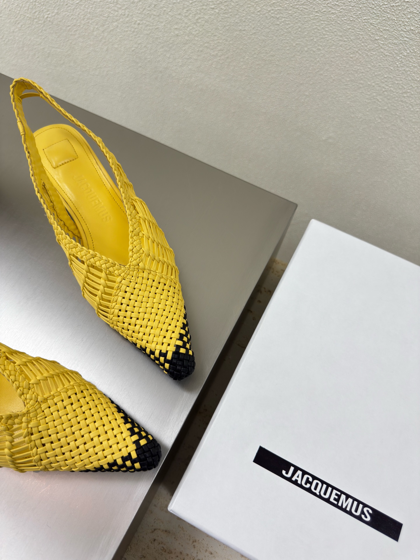 Jacquemus 25s: Hand-Woven Geometric Shoes with Distinctive Personality - 图片 4