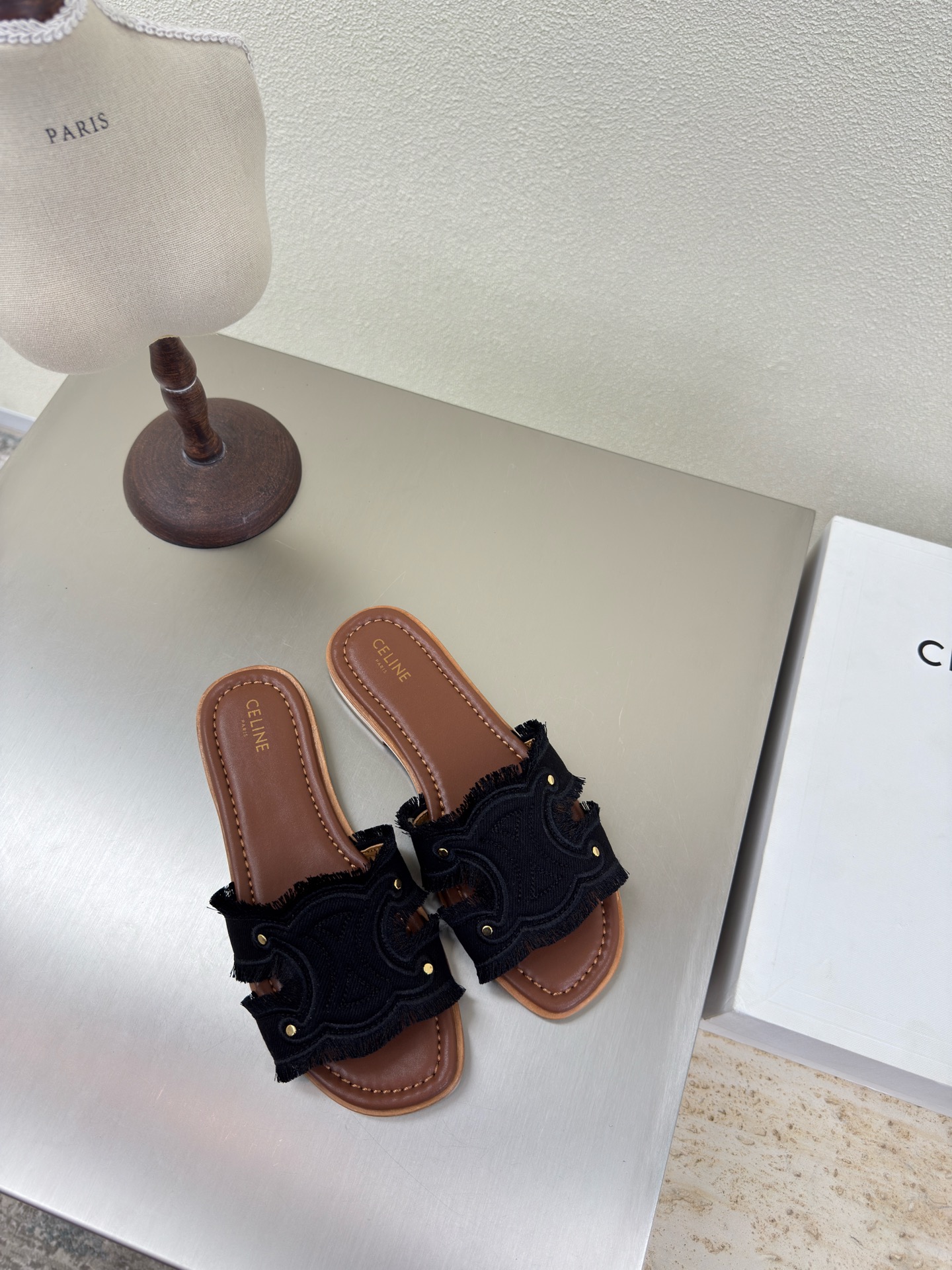 NO:382514,CELINE Summer exclusive tassel craft Arc de Triomphe series Classic slippers Celine Family elements design logo black three-dimensional embroidery full of three-dimensionality Benchmark version Edge tassel craftsmanship Comfortable and high-end Inner lambskin Original design Midsole choose original consistent version Fixed midsole Original consistent Italian leather combination outsole Clear three-dimensional Small details See great focus Original consistent fabric Configuration original packaging 35 36 37 38 39 40 41 42 Customized size Super beautiful Super age-reducing, slippers, celine, celine, slippers, sheepskin19860909CELINE 夏日专属 流苏工艺 凯旋门系列 经典拖鞋   赛琳 家族元素设计 logo   黑色 立体绣花 而成  立体感十足 对标对版  边缘流苏工艺 舒适高端   内里小羊皮  原版设计 中底选用原版一致 定型中底  原版一致意大利真皮组合大底 清晰 立体  小细节见大专注  原版一致面料  配置原版包装  35 36 37 38 39 40 41 42  40 41 42 码定制 超级美 超级减龄,拖鞋,celine,celine,slippers,sheepskin,Women's Shoes