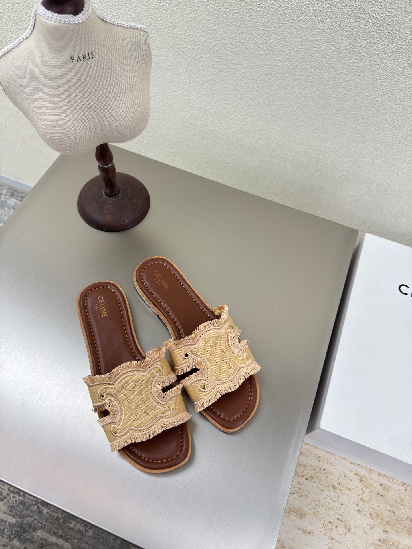 NO:382518,CELINE Summer exclusive tassel craft Arc de Triomphe series Classic slippers Celine Family element design logo apricot color three-dimensional embroidery full of three-dimensionality Benchmark version Edge tassel craftsmanship Comfortable and high-end Inner lambskin Original design Midsole choose original consistent version Set midsole Original consistent Italian leather combination outsole Clear three-dimensional Small details See great focus Original consistent fabric Configuration original packaging 35 36 37 38 39 40 41 42 40 41 42 Customized size Super beautiful Super age-reducing, slippers, celine, celine, slippers, sheepskin19860909CELINE 夏日专属 流苏工艺 凯旋门系列 经典拖鞋   赛琳 家族元素设计 logo   杏色 立体绣花 而成  立体感十足 对标对版  边缘流苏工艺 舒适高端   内里小羊皮  原版设计 中底选用原版一致 定型中底  原版一致意大利真皮组合大底 清晰 立体  小细节见大专注  原版一致面料  配置原版包装  35 36 37 38 39 40 41 42  40 41 42 码定制 超级美 超级减龄,拖鞋,celine,celine,slippers,sheepskin,Women's Shoes