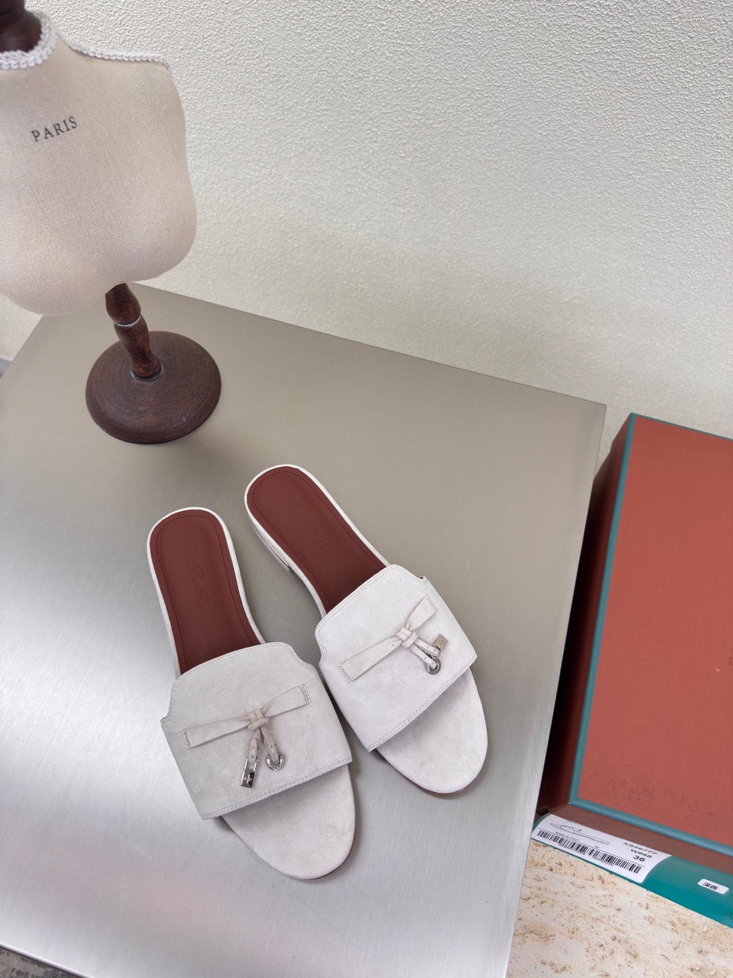 NO:407418,Leather outsole classic slippers LP (10 gift boxes) Nouo Piana English: Loro Piana abbreviation: LP gray and white Founded on: 194-194-The founder of the top luxury brand in Italy: pietro Loro Piana Category: men's clothing, women's clothing, shoes, leather handbags, accessories and gifts (scarves, square scarves, scarves, shawls, belts, gloves, hats) Competitors: Brunello Cucinelli, Colombo Fabric: camel hair, king's gift, lotus fiber, small cashmere, cashmere, etc. LP is called 'Rolls-Royce in cashmere' and 'Patek Philippe' in fabric; the softness, luxury that politicians, royal families, nobles, rich people, and celebrities all pursue, top-notch, low-key and glitz.  Inconspicuous logo, classic cutting, exquisite craftsmanship. Low-key and high-end are all written in the details. #LoroPiana NouyouPianya High-version version 35 36 37 38 39 40 41 (4041 customization), slippers, brunello cucinelli, loro piana, loro piana, patek philippe, slippers, Leather soles, gloves, shawls, hats19860909真皮大底 经典拖鞋 LP （礼品盒另 10） 诺悠翩雅英文: Loro Piana简称:LP 灰白 创立于:194月24日-意大利顶级奢侈品品牌创始人:pietro Loro Piana 品类:男装、女装、鞋履、皮具手袋、配饰礼品(丝巾、方巾、围巾、披肩、腰带、手套、帽子)竞品:Brunello Cucinelli、Colombo 面料:骆驼毛,国王的礼物,莲花纤维,小山羊绒,羊绒等 LP被称为“羊绒里的劳斯莱斯”、面料里的“百达翡丽”;政客、皇室、贵族、富豪、明星都追求的柔软 奢华 顶级,低调浮华. 不显眼的logo,经典的裁剪,考究的工艺. 低调于高级都写在了细节里.#LoroPiana诺悠翩雅 高版本对版 35 36 37 38 39 40 41（4041定制）,拖鞋,brunello cucinelli,loro piana,loro piana,patek philippe,slippers,Leather soles,gloves,shawls,hats,Women's Shoes