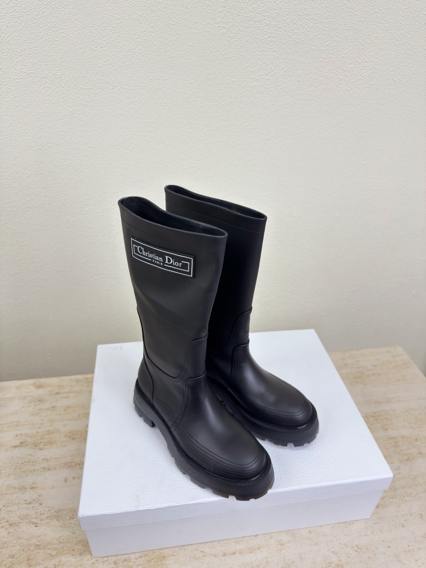 NO:533714,Thick line design rubber label logo motorcycle boots Dior original consistent black calfskin thick line design rubber label logo full texture, shoe shape upgrade to the ultimate foot feeling, super beautiful, indispensable fashion items this year D-DOLL series classic pearl accessories fashionable and versatile, full of girlishness, more joyful than a little outsole integrally formed original outsole with brand logo printed with a little hourly dress. Five-star outsole original consistent size number for women 35 36 37 38 39 41 Women 40 41 Customized size number for original packaging, boots, dior, boots, cowhide19860909粗线设计 胶标logo 机车靴 Dior  原版一致 黑色 小牛皮 粗线设计 橡胶标logo 质感满满 鞋型升级到极致脚感 超级美 今年必不可少的时尚单品 D-DOLL系列经典珍珠配饰时髦又百搭,少女感十足 欣喜不止一点点 大底 一体成型  原版大底印有品牌logo,装饰搭配有一点点小时装.   五星 大底 原版一致  码数 女 35 36 37 38 39 41  女40 41 定做码数 配原版包装,靴子,dior,boots,cowhide,Women's Shoes