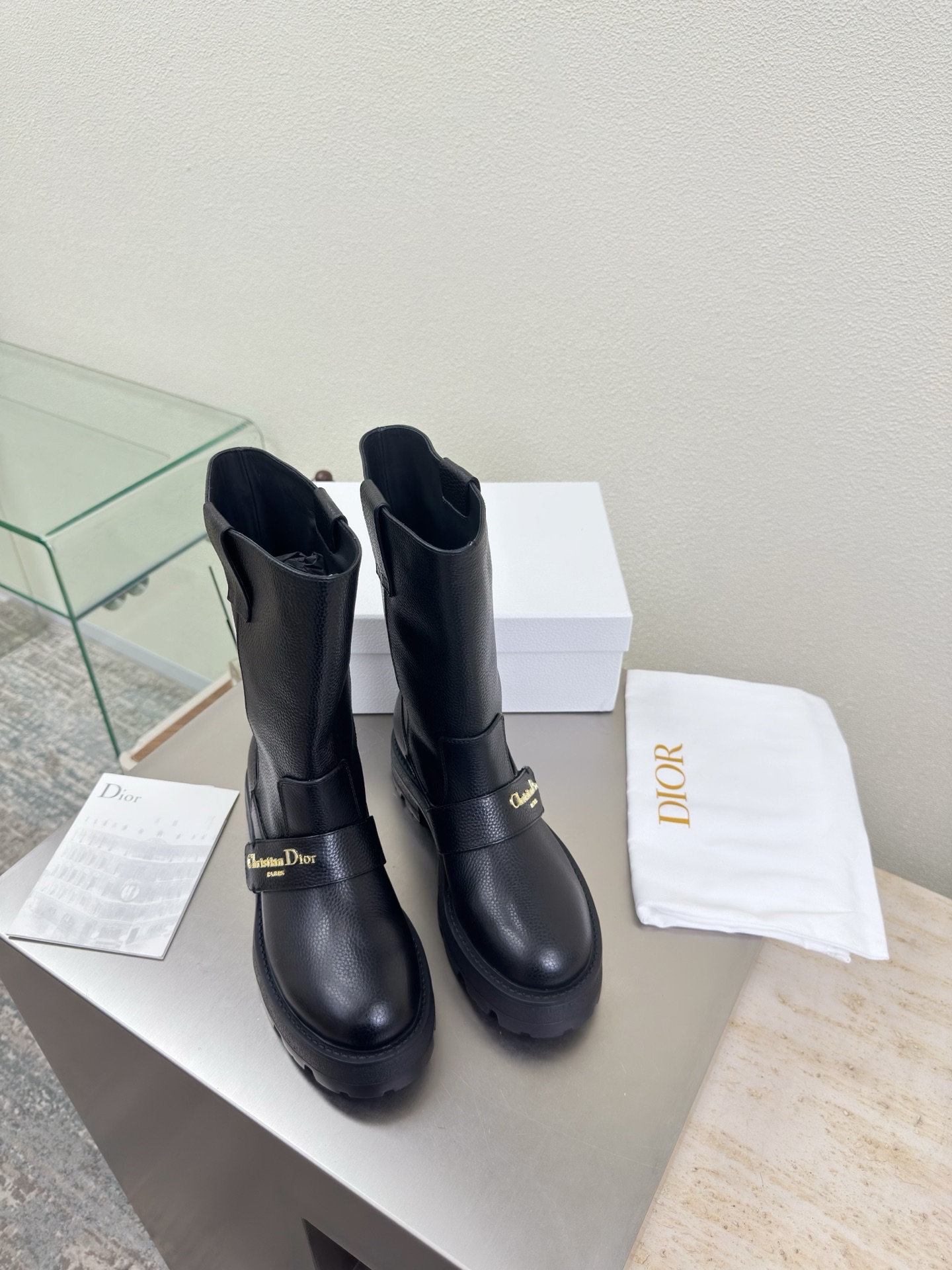 NO:533717,Lychee pattern cowhide Dior thick sole Metal letter logo decoration Original consistent black Lychee pattern top layer cowhide Full texture Calf leather Shoe shape upgraded to the ultimate foot feeling Super beauty This year's essential fashion items D-DOLL series classic pearl accessories are fashionable and versatile, full of girly feeling, more than a little joy Outsole Integrated molding Original outsole printed with brand logo, with a little hourly dress. Formed outsole Original consistent size Female 35 36 37 38 39 40 41 Female 40 41 Customized size with original packaging, boots, dior, boots, cowhide19860909荔枝纹牛皮 Dior 厚底 金属字母logo装饰 原版一致 黑色 荔枝纹 头层牛皮  质感满满 小牛皮 鞋型升级到极致脚感 超级美 今年必不可少的时尚单品 D-DOLL系列经典珍珠配饰时髦又百搭,少女感十足 欣喜不止一点点 大底 一体成型  原版大底印有品牌logo,装饰搭配有一点点小时装.   成型大底 原版一致  码数 女 35 36 37 38 39 40 41  女40 41 定做码数 配原版包装,靴子,dior,boots,cowhide,Women's Shoes