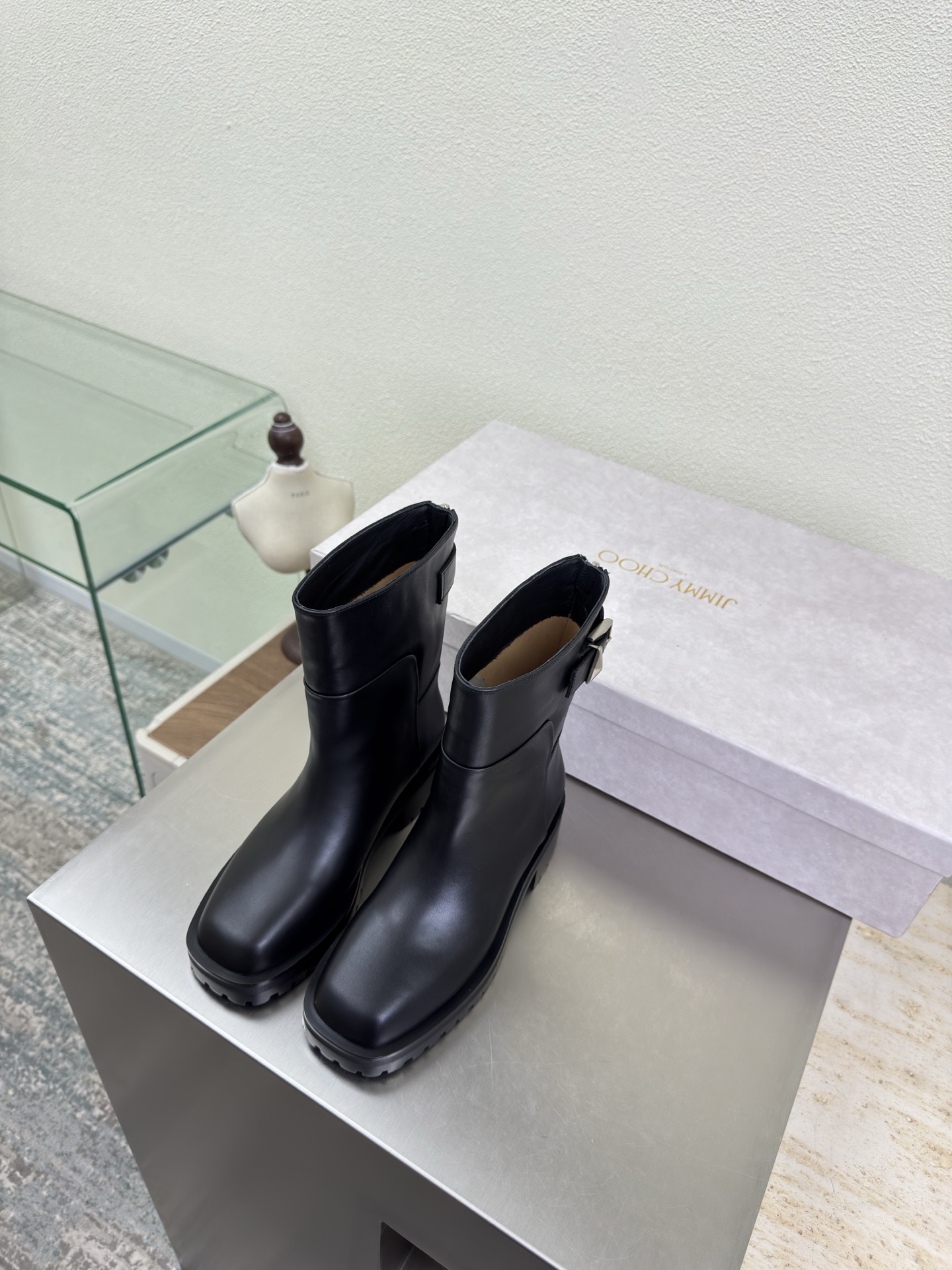 NO:563778,Short boots, rear metal zipper design series JimmyChoo Collins Store Black calfskin, top-grain cowhide, Jimmy Choo webbing series classics. Recently, many babies have come to the Collins Street store to express their love for this series! They are also currently displayed in the display window as the treasure of the store. I believe all the babies passing by the Collins Street store have seen it. Thick-soled design, non-slip outsole, simple brand webbing logo, lambskin lining, molded non-slip outsole, clear texture, equipped with exquisite packaging  35 36 37 38 39 40 41 42 (40 41 42 customized),boots,jimmy choo,boots,cowhide,sheepskin19860909短靴 后金属拉链设计 系列  JimmyChoo Collins Store  黑色 小牛皮 头层牛皮 Jimmy Choo 织带 系列经典之作 最近好多宝宝来到Collins Street店来表白这个系列!他们也作为镇店之宝目前摆在橱窗 相信路过Collins Street店的宝宝都有看到过哦 厚底设计 防滑大底   简约品牌织带logo  小羊皮内里 成型防滑大底 纹路清晰 配置精品包装 35 36 37 38 39 40 41 42（40 41 42 定制）,靴子,jimmy choo,boots,cowhide,sheepskin,Women's Shoes