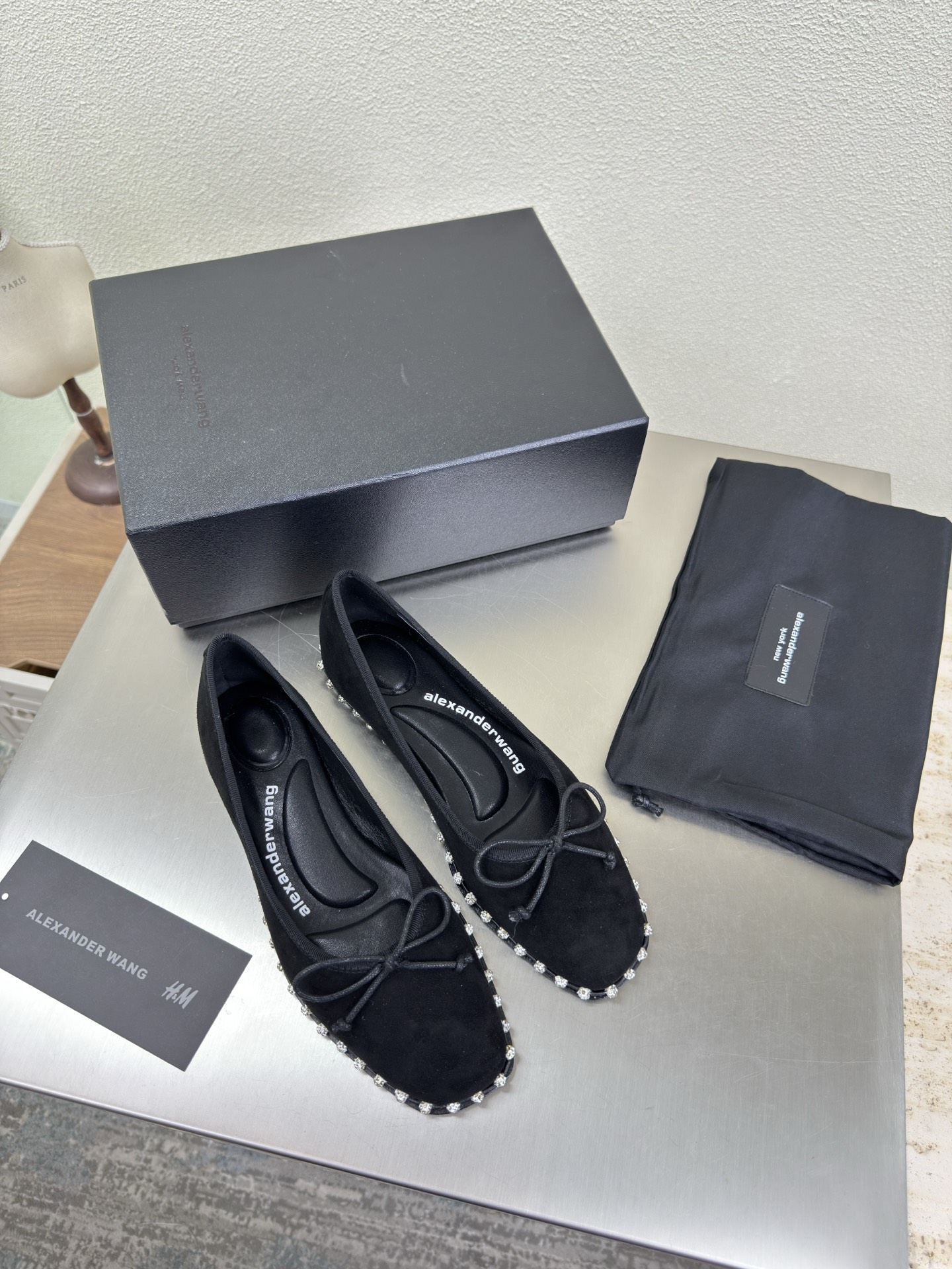 NO:563825,Flat shoes Design sense Alexanderwaog King Black sheep suede suede Simple design King's new style is straight to the heart. Good-looking and fashionable. Versatile for daily use. The fabric is made of original consistent lambskin. The lining is made of sheepskin for comfort. The original molded and laminated foot pads are comfortable. Thoroughly dyed leather outsole. High-end high version 34 35 36 37 38 39 40 41 42  43 (34 40 41 42 43 customized) configured with original packaging, single shoes, alexander wang, sheepskin, chamois leather, Leather soles19860909平底单鞋 设计感 Alexanderwaog 大王  黑色羊反绒皮 麂皮 简约设计  大王新款这个直戳心窝 好看又时髦了 日常百搭  面料选用原版一致小羊皮 内里选用羊皮内里舒适 垫脚原版成型压膜垫脚 炒鸡舒服 透染真皮大底 高端 高版本 34 35 36 37 38 39 40 41 42 43 (34 40 41 42 43 定制) 配置原版包装,单鞋,alexander wang,sheepskin,chamois leather,Leather soles,Women's Shoes