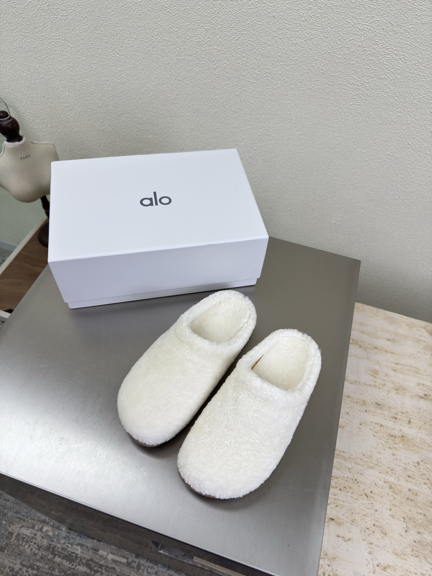 NO:563795,alo furry slippers, wool, white fur, hit my heart! Recently, I like unpopular shoes more and more, and this pair of feet feels very comfortable. It is very versatile on the feet and is very light. I really like this pair # Retro De Training Shoes # Super Comfortable De Training Shoes. The original version is the same and more delicate. The inside is still sheepskin outsole. The original version costs 110,000. The texture is clearly visible. It is non-slip and durable. Size female 35 36 37 38 39  40 Original packaging, semi-slippers, slippers, sheepskin19860909alo 毛毛拖鞋 羊毛 白色毛毛  撞我心巴上了呀!最近越来越喜欢冷门鞋子了还有就是这双脚感很舒服 上脚特别百搭,很轻脚真的无敌喜欢这双#复古德训鞋 #超级舒服的德训鞋 原版一致 更细腻 内里依然羊皮 大底 原版一致耗资11万 纹路清晰可见 防滑 耐造哦  码数女 35 36 37 38 39 40 原版包装,半拖毛毛鞋,slippers,sheepskin,Women's Shoes