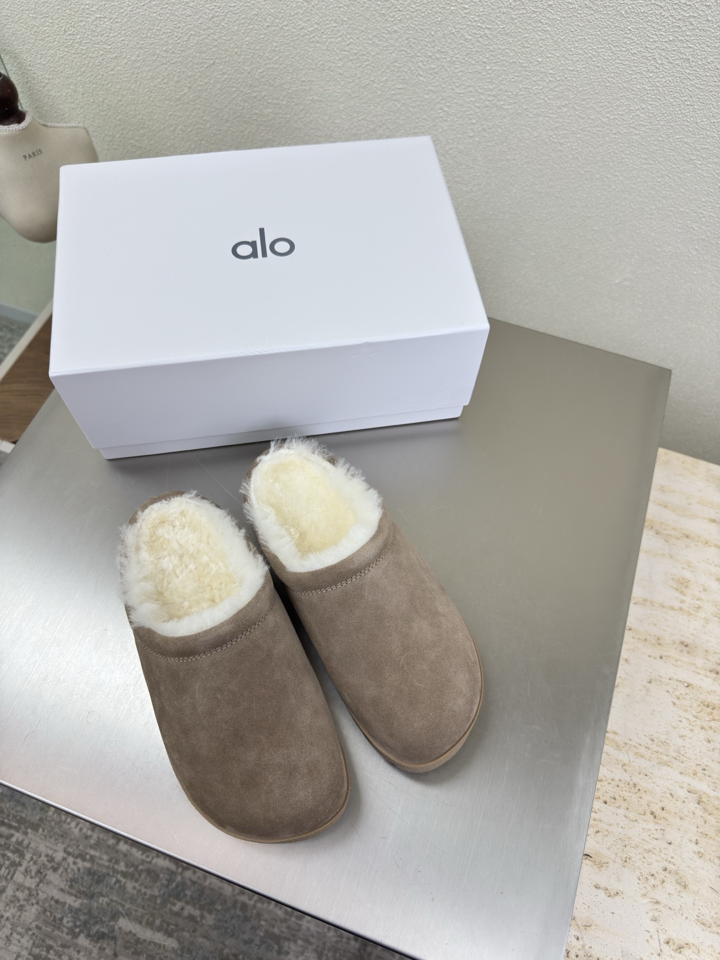 NO:563807,alo's furry slippers, wool, apricot gray, really hit my mark! I've been liking unpopular shoes more and more recently, and this pair of feet feels very comfortable. It's very versatile on the feet, and it's very light. I really like this pair of # Vintage De Training Shoes #Super Comfortable De Training Shoes. The original version is the same and more delicate. The inside is still sheepskin outsole. The original version cost 110,000. The texture is clearly visible. It's non-slip and durable. Size Women's 35 36 37 38 39 40  Original packaging, half-flop furry shoes, slippers, sheepskin19860909alo 毛毛拖鞋 羊毛 杏灰 撞我心巴上了呀!最近越来越喜欢冷门鞋子了还有就是这双脚感很舒服 上脚特别百搭,很轻脚真的无敌喜欢这双#复古德训鞋 #超级舒服的德训鞋 原版一致 更细腻 内里依然羊皮 大底 原版一致耗资11万 纹路清晰可见 防滑 耐造哦  码数女 35 36 37 38 39 40 原版包装,半拖毛毛鞋,slippers,sheepskin,Women's Shoes