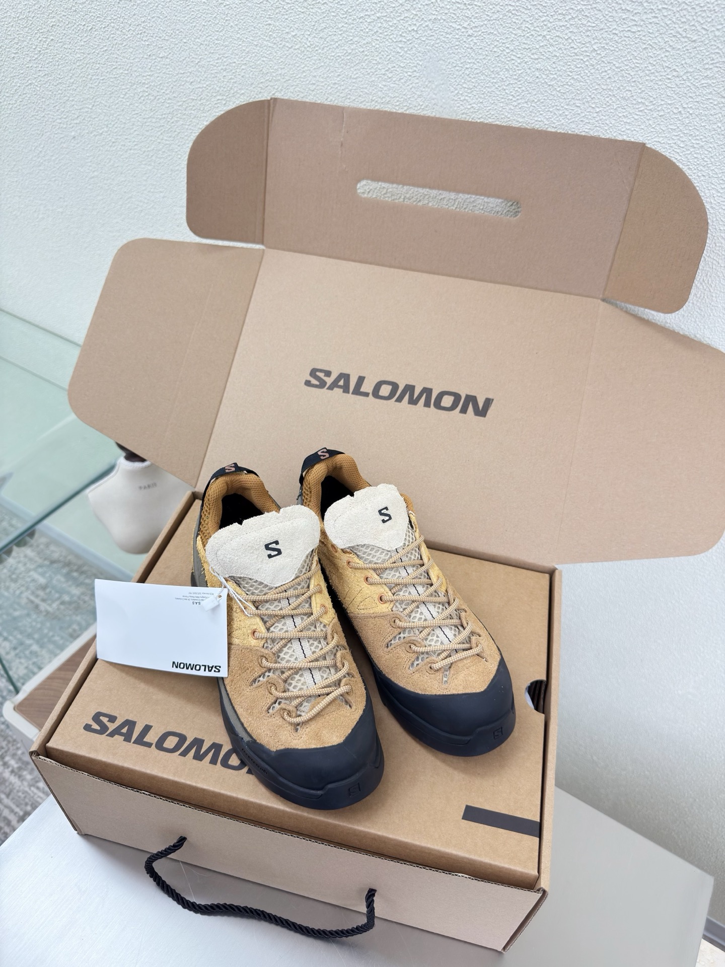 NO:563769,Men's and Women's Mountaineering Series Popular MM6 Maison Margiela Men's 10 High-mercerized cowhide suede water-dyed cowhide Hot fashion style Apricot Mm6 Maison Margiela's experimental nature starts from the deconstructed aesthetics of functionalism, unexpected playfulness and avant-garde interpretation, and changeable simple style tailoring, presenting extremely creative fashion experimental shapes. Genuine leather outsole design High-mercerized cowhide suede Comfortable and delicate Water-dyed cowhide lining Leather lining High-end version  The rebellious and low-key Mm6 Maison Marqiela is back with a new style, a fashionable shoe with pragmatism as the core of the design. The avant-garde design is similar to the main line Tabi split-toe design. It is equipped with a first-layer cowhide upper and a water-dyed cowhide lining.   The neat upper design is modern and fashionable and can also become one of the very practical items in the daily wardrobe! The outsole is the same as the original one with a number heel. Female 35 36 37 38 39 40 (40 customized) Male 39 40 41 42 43 44 45 (39 45 customized), casual shoes/sports shoes, masion  margiela,sneakers,cowhide,leather soles19860909男女款 登山系列 火爆 MM6 Maison Margiela 男款10 高丝光牛反绒皮水染牛皮 大热时尚风格 杏色 Mm6 Maison Margiela的实验性从功能主义的解构美学出发,意想不到的玩味和前卫演绎,多变的简约风格剪裁,呈现创意无比的时装实验造型. 真皮大底设计 高丝光牛反绒 舒服细腻 水染牛皮里 皮里 高端对版  反叛又低调的Mm6 Maison Marqiela再出新款,以实用主义为设计核心的时髦鞋履. 前卫的设计与主线的Tabi分趾造型设计有着异曲同工 搭配头层牛皮鞋面,水染牛皮内里 利落的鞋面设计,摩登时髦的同时也可以成为日常衣橱非常实穿的单品之一! 大底选用原版一致大底 搭配数字跟 女 35 36 37 38 39 40 (40 定制) 男 39 40 41 42 43 44 45（39 45定制）,休闲鞋/运动鞋,masion margiela,sneakers,cowhide,Leather soles,Women's Shoes