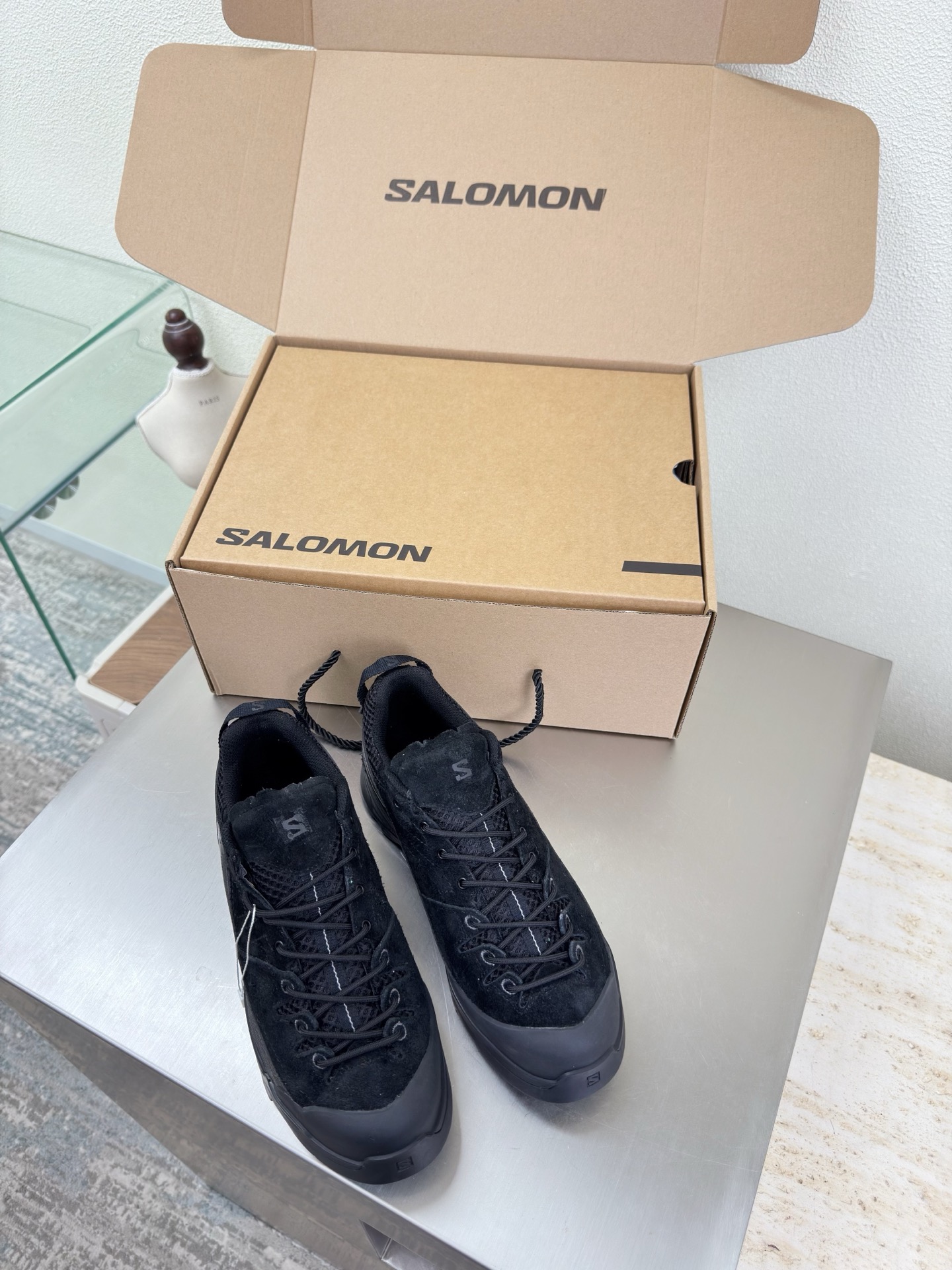 NO:563776,Men's and Women's Mountaineering Series Popular MM6 Maison Margiela Men's 10 High Silk Cow Suede Leather Water-dyed Cow Leather Hot Fashion Style Black Mm6 Maison Margiela's experimental nature starts from the deconstructed aesthetics of functionalism, unexpected playfulness and avant-garde interpretation, and changeable simple style tailoring, presenting extremely creative fashion experimental shapes. Genuine leather outsole design High Silk Cow Suede Comfortable and delicate Water-dyed cowhide lining Leather lining High-end version  The rebellious and low-key Mm6 Maison Marqiela is back with a new style, a fashionable shoe with pragmatism as the core of the design. The avant-garde design is similar to the main line Tabi split-toe design. It is equipped with a first-layer cowhide upper and a water-dyed cowhide lining.   The neat upper design is modern and fashionable and can also become one of the very practical items in the daily wardrobe! The outsole is the same as the original one with a number heel. Female 35 36 37 38 39 40 (40 customized) Male 39 40 41 42 43 44 45 (39 45 customized), casual shoes/sports shoes, masion  margiela,sneakers,cowhide,leather soles19860909男女款 登山系列 火爆 MM6 Maison Margiela 男款10 高丝光牛反绒皮水染牛皮 大热时尚风格 黑色  Mm6 Maison Margiela的实验性从功能主义的解构美学出发,意想不到的玩味和前卫演绎,多变的简约风格剪裁,呈现创意无比的时装实验造型. 真皮大底设计 高丝光牛反绒 舒服细腻 水染牛皮里 皮里 高端对版  反叛又低调的Mm6 Maison Marqiela再出新款,以实用主义为设计核心的时髦鞋履. 前卫的设计与主线的Tabi分趾造型设计有着异曲同工 搭配头层牛皮鞋面,水染牛皮内里 利落的鞋面设计,摩登时髦的同时也可以成为日常衣橱非常实穿的单品之一! 大底选用原版一致大底 搭配数字跟 女 35 36 37 38 39 40 (40 定制) 男 39 40 41 42 43 44 45（39 45定制）,休闲鞋/运动鞋,masion margiela,sneakers,cowhide,Leather soles,Women's Shoes