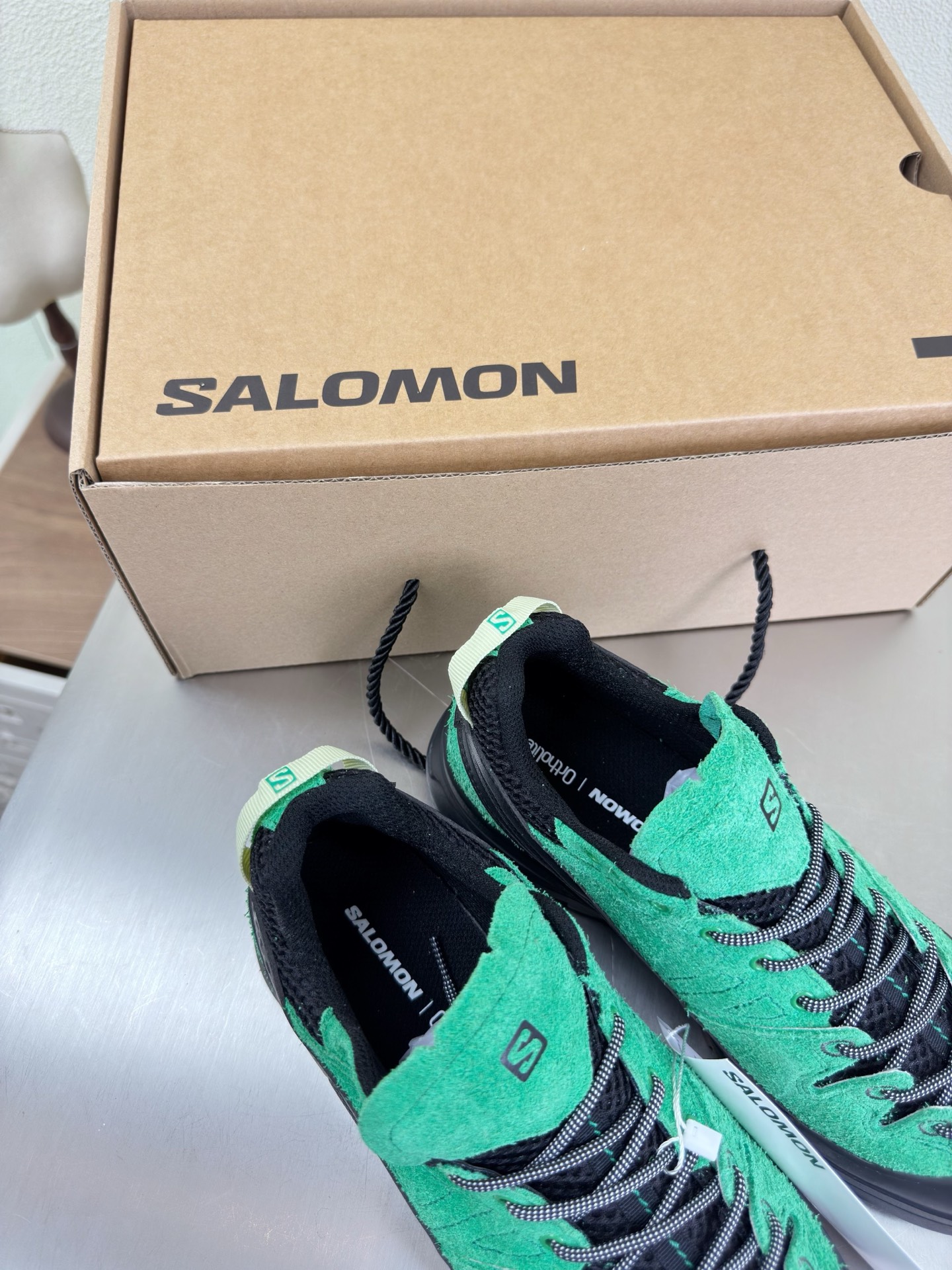 NO:563783,Men's and women's mountaineering series Popular MM6 Maison Margiela Men's 10 High mercerized cowhide suede water-dyed cowhide Hot fashion style Green Mm6 Maison Margiela's experimental nature starts from the deconstructed aesthetics of functionalism, unexpected playfulness and avant-garde interpretation, and changeable simple style tailoring, presenting extremely creative fashion experimental shapes. Genuine leather outsole design High mercerized cowhide suede Comfortable and delicate Water-dyed cowhide lining Leather lining High-end version  The rebellious and low-key Mm6 Maison Marqiela is back with a new style, a fashionable shoe with pragmatism as the core of the design. The avant-garde design is similar to the main line Tabi split-toe design. It is equipped with a first-layer cowhide upper and a water-dyed cowhide lining.   The neat upper design is modern and fashionable and can also become one of the very practical items in the daily wardrobe! The outsole is the same as the original one with a number heel. Female 35 36 37 38 39 40 (40 customized) Male 39 40 41 42 43 44 45 (39 45 customized), casual shoes/sports shoes, masion  margiela,sneakers,cowhide,leather soles19860909男女款 登山系列 火爆 MM6 Maison Margiela 男款10 高丝光牛反绒皮水染牛皮 大热时尚风格 绿色 Mm6 Maison Margiela的实验性从功能主义的解构美学出发,意想不到的玩味和前卫演绎,多变的简约风格剪裁,呈现创意无比的时装实验造型. 真皮大底设计 高丝光牛反绒 舒服细腻 水染牛皮里 皮里 高端对版  反叛又低调的Mm6 Maison Marqiela再出新款,以实用主义为设计核心的时髦鞋履. 前卫的设计与主线的Tabi分趾造型设计有着异曲同工 搭配头层牛皮鞋面,水染牛皮内里 利落的鞋面设计,摩登时髦的同时也可以成为日常衣橱非常实穿的单品之一! 大底选用原版一致大底 搭配数字跟 女 35 36 37 38 39 40 (40 定制) 男 39 40 41 42 43 44 45（39 45定制）,休闲鞋/运动鞋,masion margiela,sneakers,cowhide,Leather soles,Women's Shoes