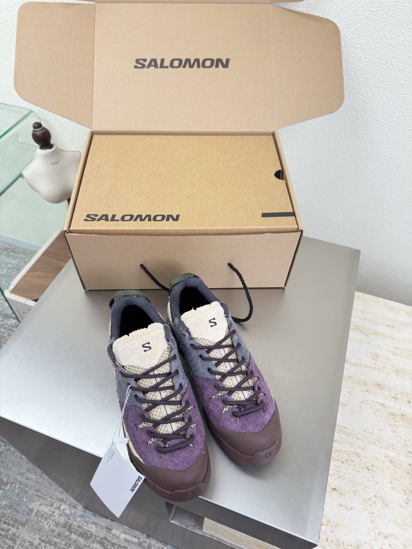 NO:563789,Men's and women's mountaineering series Popular MM6 Maison Margiela Men's 10 High mercerized cowhide suede water-dyed cowhide Hot fashion style Purple Mm6 Maison Margiela's experimental nature starts from the deconstructed aesthetics of functionalism, unexpected playfulness and avant-garde interpretation, changeable simple style tailoring, presenting extremely creative fashion experimental shapes. Leather outsole design High mercerized cowhide suede Comfortable and delicate Water-dyed cowhide lining Leather lining High-end version  The rebellious and low-key Mm6 Maison Marqiela is back with a new style, a fashionable shoe with pragmatism as the core of the design. The avant-garde design is similar to the main line Tabi split-toe design. It is equipped with a first-layer cowhide upper and a water-dyed cowhide lining.   The neat upper design is modern and fashionable and can also become one of the very practical items in the daily wardrobe! The outsole is the same as the original one with a number heel. Female 35 36 37 38 39 40 (40 customized) Male 39 40 41 42 43 44 45 (39 45 customized), casual shoes/sports shoes, masion  margiela,sneakers,cowhide,Leather soles19860909男女款 登山系列 火爆 MM6 Maison Margiela 男款10 高丝光牛反绒皮水染牛皮 大热时尚风格 紫色  Mm6 Maison Margiela的实验性从功能主义的解构美学出发,意想不到的玩味和前卫演绎,多变的简约风格剪裁,呈现创意无比的时装实验造型. 真皮大底设计 高丝光牛反绒 舒服细腻 水染牛皮里 皮里 高端对版  反叛又低调的Mm6 Maison Marqiela再出新款,以实用主义为设计核心的时髦鞋履. 前卫的设计与主线的Tabi分趾造型设计有着异曲同工 搭配头层牛皮鞋面,水染牛皮内里 利落的鞋面设计,摩登时髦的同时也可以成为日常衣橱非常实穿的单品之一! 大底选用原版一致大底 搭配数字跟 女 35 36 37 38 39 40 (40 定制) 男 39 40 41 42 43 44 45（39 45定制）,休闲鞋/运动鞋,masion margiela,sneakers,cowhide,Leather soles,Women's Shoes