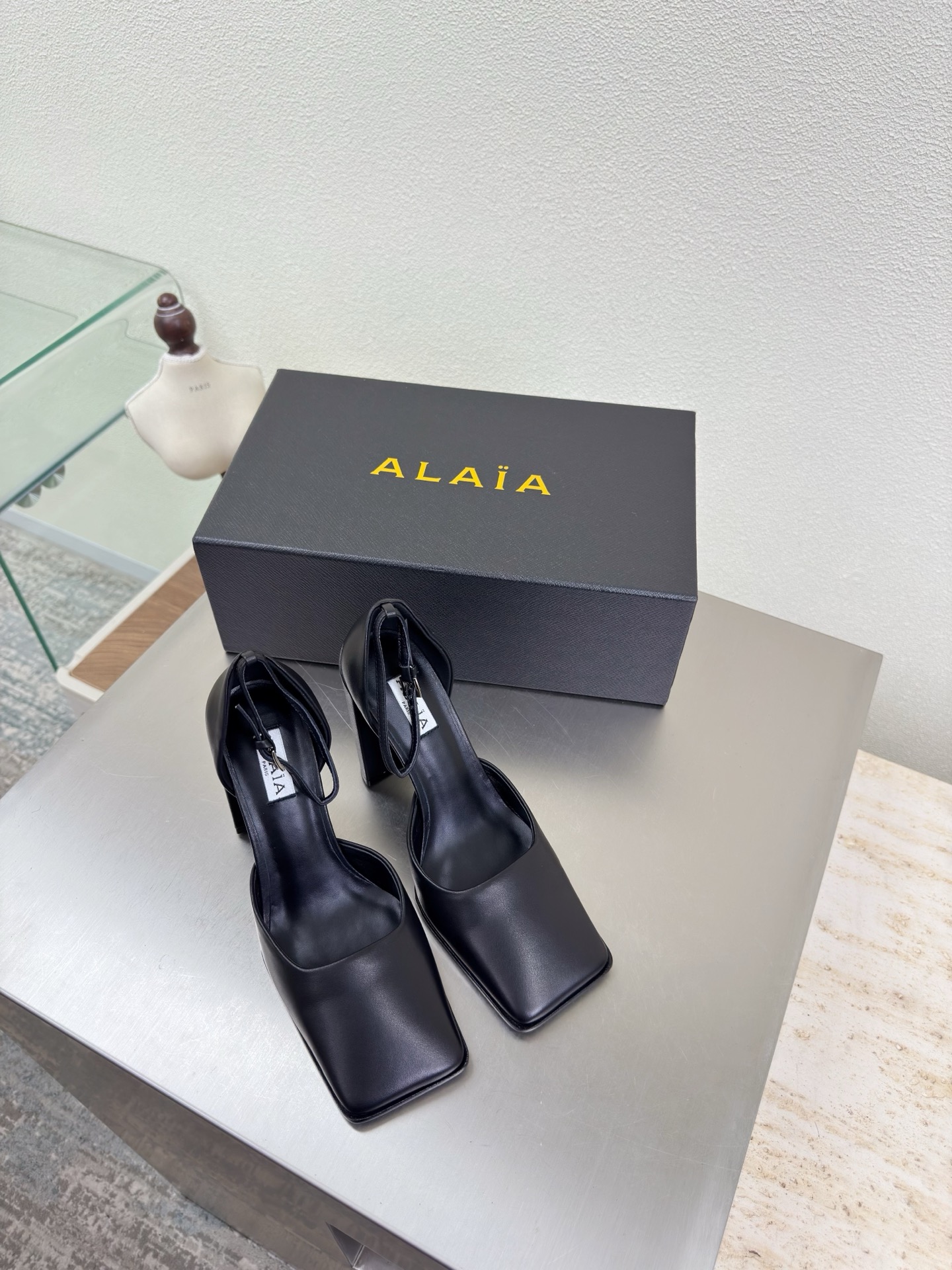 NO:563793,Square toe hollow shoes 9cm heel height Alaia shoes from Paris Love at first sight Black calfskin Apricot calf patent leather Alaia has another sexy side. With different styles, different styles can be easily controlled, whether jeans, suit pants, or pleated skirts, it can upgrade your outfit to fashion, elegance and excellence. Material selection: first-layer cowhide, sheepskin lining, outsole, original consistent leather outsole 34 35 36 37  38 39 40 41 (34 40 41 customized) Configuration original packaging, high heels single shoes, alaia, high heels, skirts, jeans, business suit, cowhide, sheepskin, Leather soles19860909方头 中空鞋 9cm 跟高 单鞋Alaia 来自巴黎 一见倾心 黑色小牛皮 杏色小牛漆皮 阿莱娅还有另外性感的一面  配上不同款式,不同风格都能轻松驾驭,无论牛仔裤,西装裤,还是百褶裙,都能将你的穿搭提升到时尚,优雅和卓越之中 面料选用 头层牛皮 内里羊皮 大底原版一致真皮大底 34 35 36 37 38 39 40 41(34 40 41定制) 配置原版包装,高跟鞋单鞋,alaia,high heels,skirts,jeans,business suit,cowhide,sheepskin,Leather soles,Women's Shoes