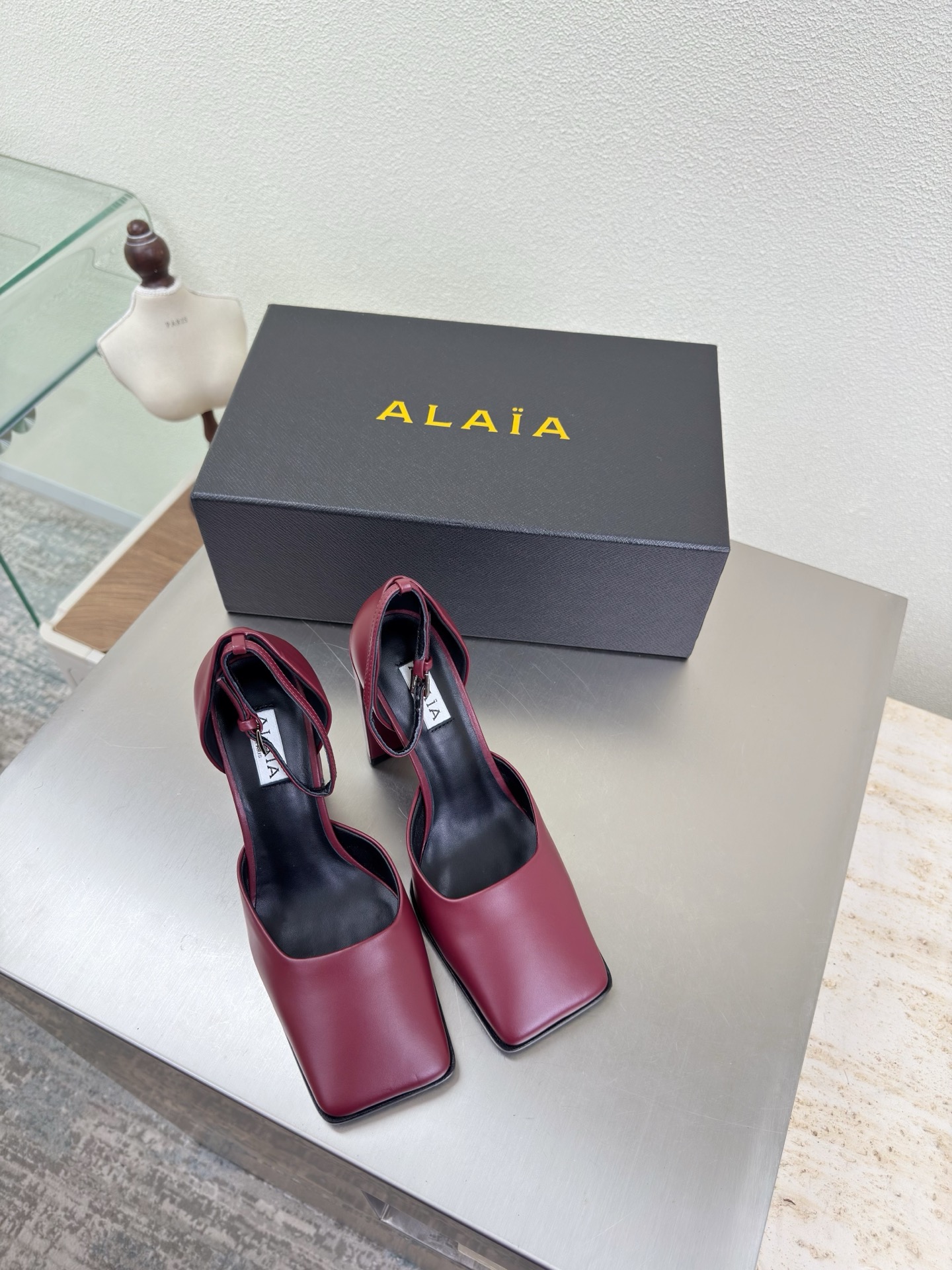 NO:563799,Square toe, hollow shoes, 9cm heel, single shoes Alaia from Paris, love at first sight, burgundy calfskin, apricot calf patent leather, Alaia has another sexy side. With different styles, different styles can be easily controlled, whether jeans, suit pants, or pleated skirts, it can upgrade your outfit to fashion, elegance and excellence. Fabric selection: first-layer cowhide, lining sheepskin, outsole, original consistent leather outsole 34 35 36  37 38 39 40 41 (34 40 41 customized) Configuration original packaging, high heels single shoes, alaia, high heels, skirts, jeans, business suit, cowhide, sheepskin, Leather soles19860909方头 中空鞋 9cm 跟高 单鞋Alaia 来自巴黎 一见倾心 酒红 小牛皮 杏色小牛漆皮 阿莱娅还有另外性感的一面  配上不同款式,不同风格都能轻松驾驭,无论牛仔裤,西装裤,还是百褶裙,都能将你的穿搭提升到时尚,优雅和卓越之中 面料选用 头层牛皮 内里羊皮 大底原版一致真皮大底 34 35 36 37 38 39 40 41(34 40 41定制) 配置原版包装,高跟鞋单鞋,alaia,high heels,skirts,jeans,business suit,cowhide,sheepskin,Leather soles,Women's Shoes