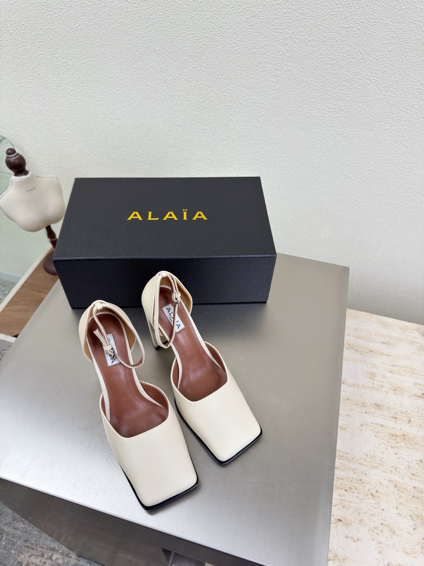 NO:563805,Square toe, hollow shoes, 9cm heel, single shoes Alaia from Paris, love at first sight, off-white calfskin, apricot calf patent leather, Alaia has another sexy side. Paired with different styles, different styles can be easily controlled, whether jeans, suit pants, or pleated skirts, it can upgrade your outfit to fashion, elegance and excellence. Material selection: first-layer cowhide, sheepskin lining, outsole, original consistent leather outsole 34 35 36  37 38 39 40 41 (34 40 41 customized) Configuration original packaging, high heels single shoes, alaia, high heels, skirts, jeans, business suit, cowhide, sheepskin, Leather soles19860909方头 中空鞋 9cm 跟高 单鞋Alaia 来自巴黎 一见倾心 米白 小牛皮 杏色小牛漆皮 阿莱娅还有另外性感的一面  配上不同款式,不同风格都能轻松驾驭,无论牛仔裤,西装裤,还是百褶裙,都能将你的穿搭提升到时尚,优雅和卓越之中 面料选用 头层牛皮 内里羊皮 大底原版一致真皮大底 34 35 36 37 38 39 40 41(34 40 41定制) 配置原版包装,高跟鞋单鞋,alaia,high heels,skirts,jeans,business suit,cowhide,sheepskin,Leather soles,Women's Shoes