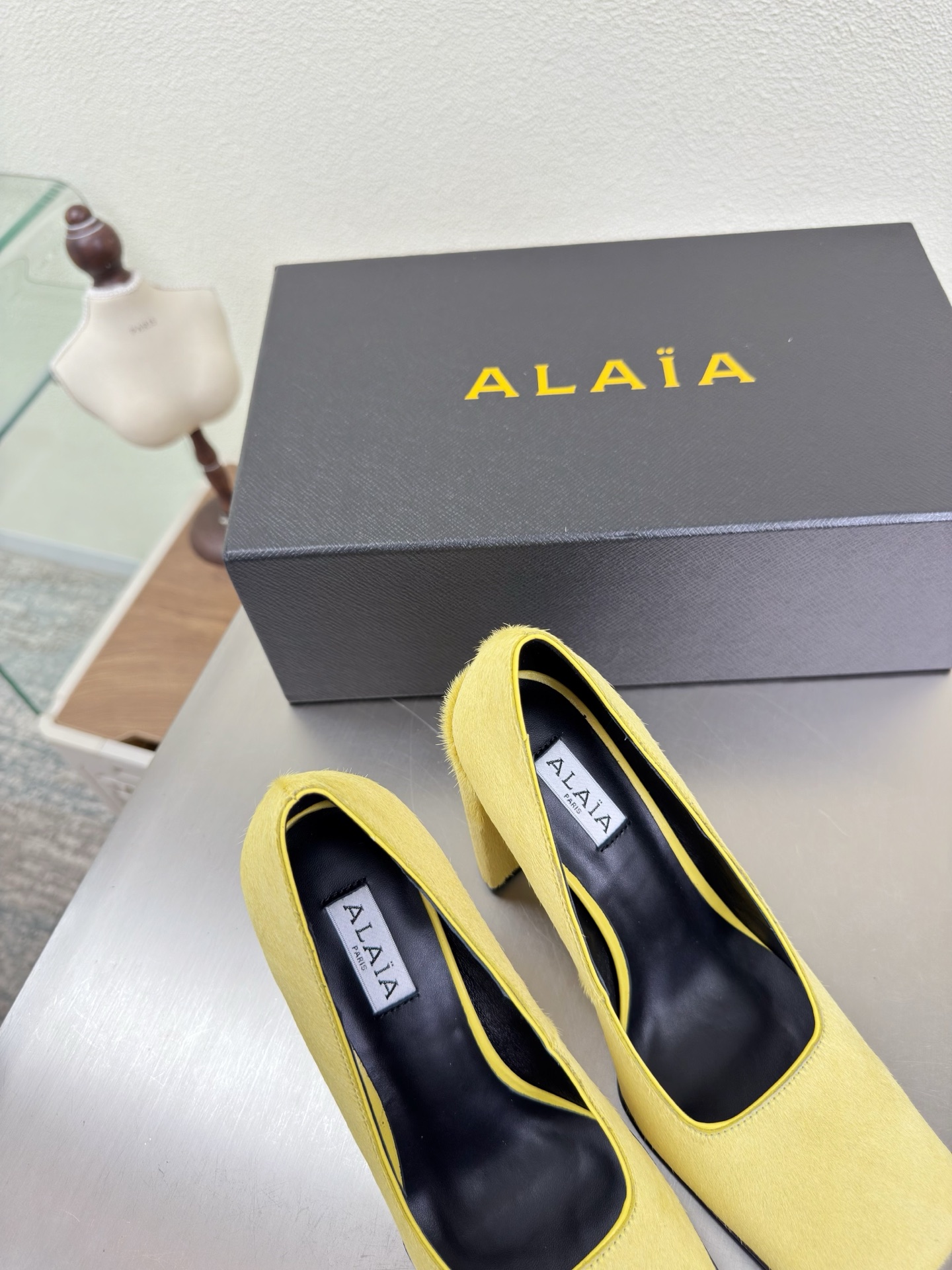 NO:563811,Horse hair material, fabric wrapped outsole, square toe, single shoes, 9cm heel, single shoes Alaia from Paris, love at first sight, light yellow horse hair, Alaia has another sexy side, matched with different styles, different styles can be easily controlled, whether jeans, suit pants, or pleated skirts, it can upgrade your outfit to fashion, elegance and excellence. Fabric selection, genuine leather horse hair material, sheepskin lining, outsole, original consistent leather outsole 34 35 36  37 38 39 40 41 (34 40 41 customized) with original packaging, high heels, single shoes, alaia, high heels, skirts, jeans, business suit, sheepskin, Leather soles19860909马毛材质 面料包裹大底 方头 单鞋 9cm 跟高 单鞋Alaia 来自巴黎 一见倾心 淡黄色马毛  阿莱娅还有另外性感的一面  配上不同款式,不同风格都能轻松驾驭,无论牛仔裤,西装裤,还是百褶裙,都能将你的穿搭提升到时尚,优雅和卓越之中 面料选用 真皮马毛材质 内里羊皮 大底原版一致真皮大底 34 35 36 37 38 39 40 41(34 40 41定制) 配置原版包装,高跟鞋单鞋,alaia,high heels,skirts,jeans,business suit,sheepskin,Leather soles,Women's Shoes